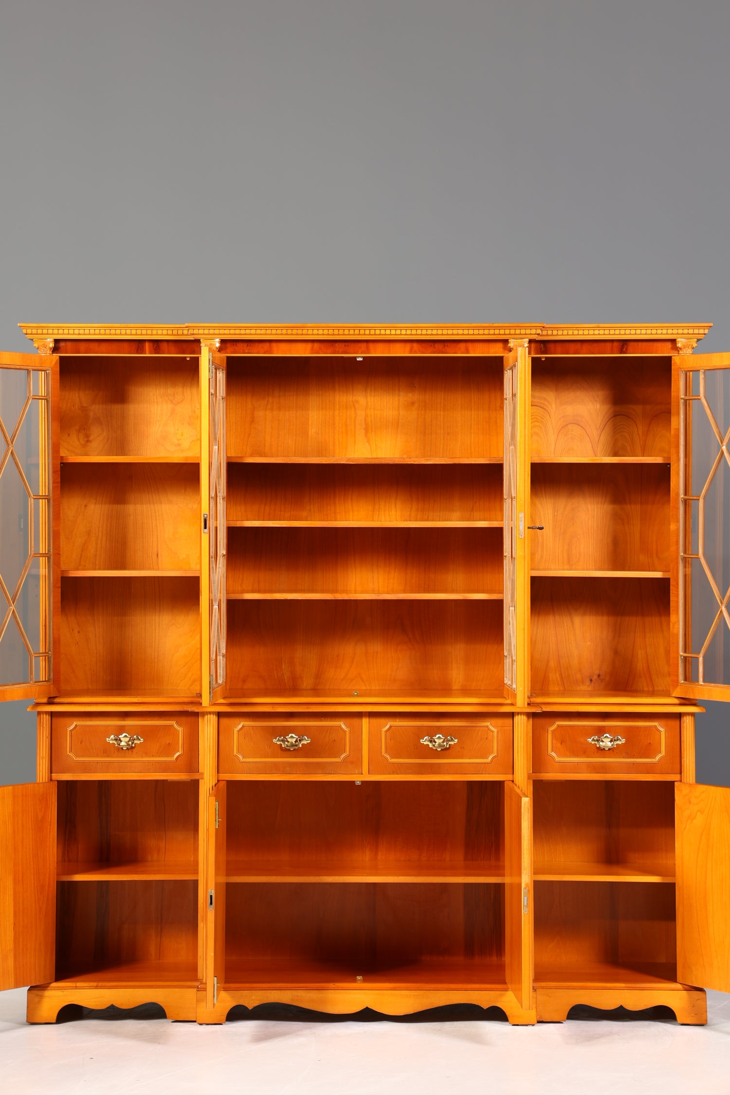 Wunderschöne Englische Vitrine Bücherschrank Buffet Antik Stil Englisch Eibe Glasvitrine Bibliothek