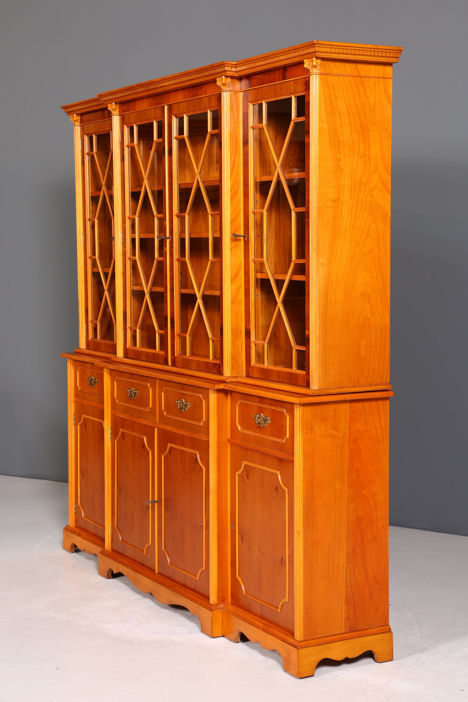 Wunderschöne Englische Vitrine Bücherschrank Buffet Antik Stil Englisch Eibe Glasvitrine Bibliothek