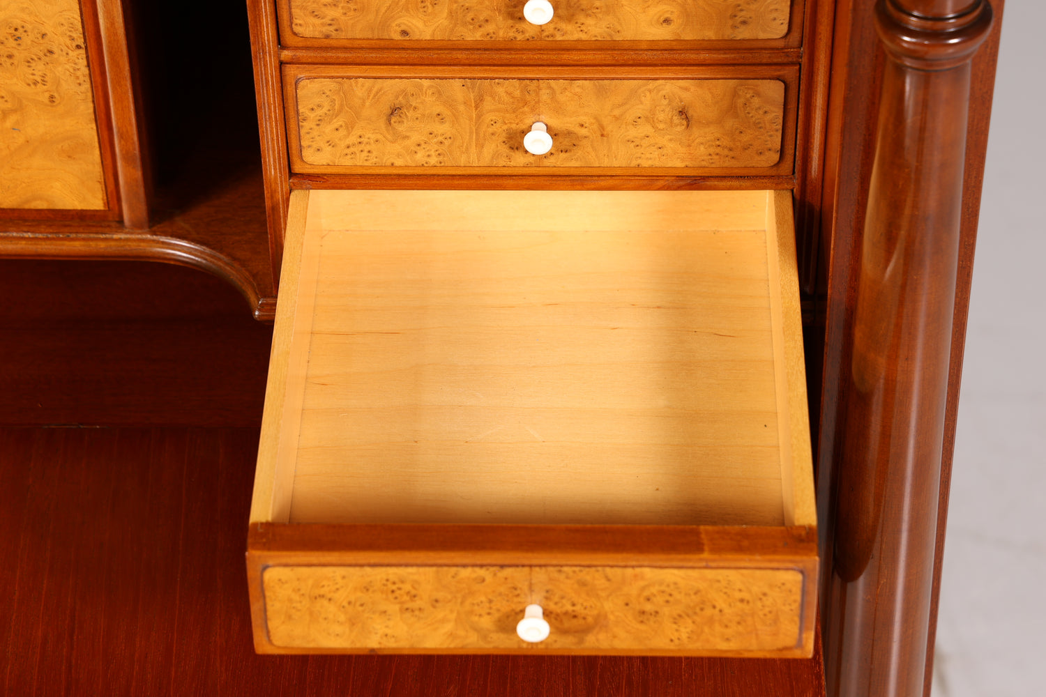 Stilvoller Sekretär im Biedermeier Stil Englisch Kommode Antik Bürokommode