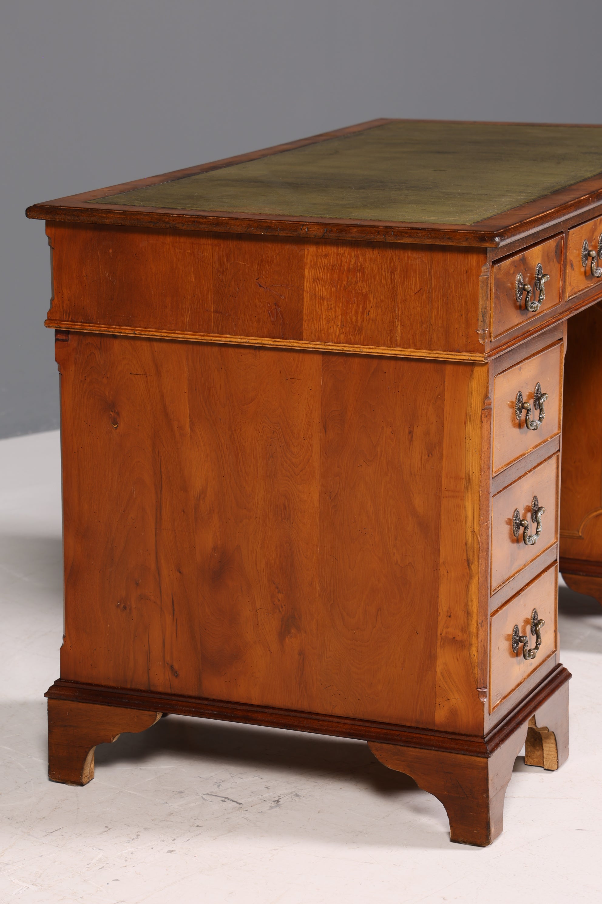 Wunderschöner Englischer Schreibtisch echt Lederauflage Bürotisch Eibe Antik Stil Office Desk