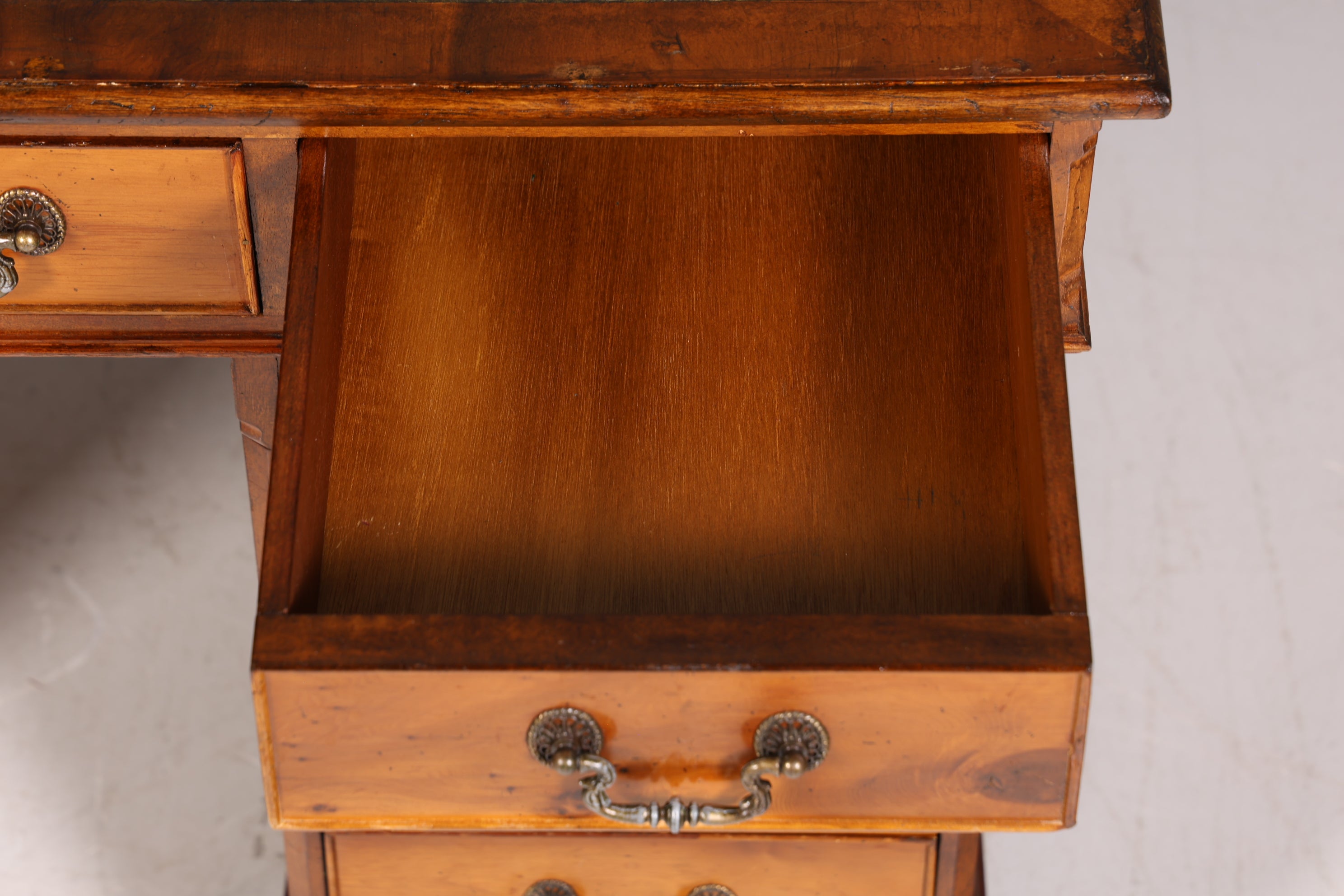 Wunderschöner Englischer Schreibtisch echt Lederauflage Bürotisch Eibe Antik Stil Office Desk