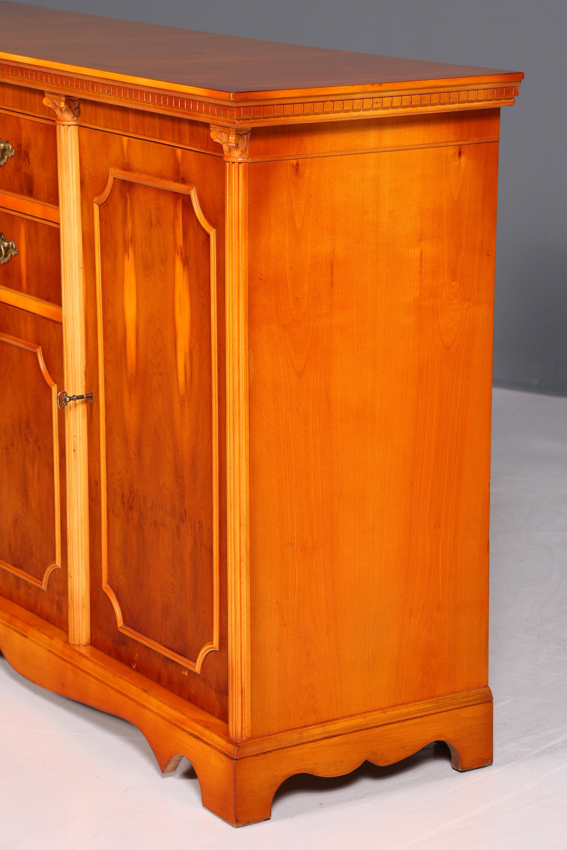 Wunderschönes Englisches Sideboard Eibe Schrank Antik Stil Buffetschrank Kommode