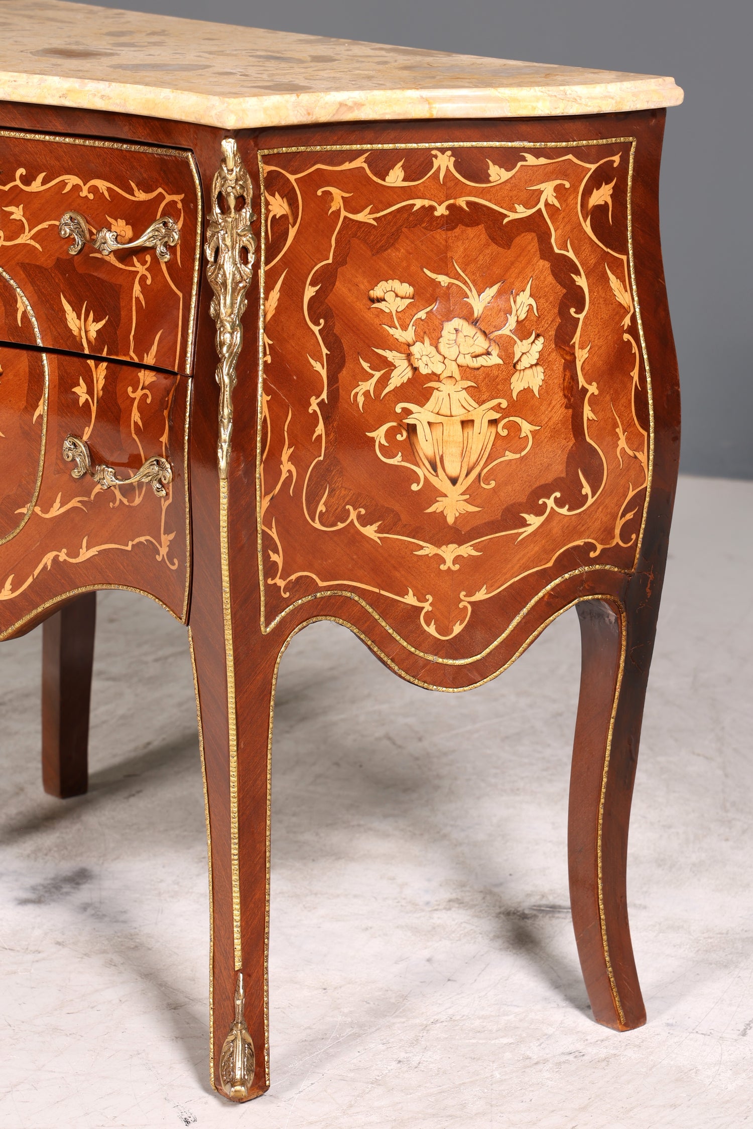 Königliche Bauchige Barock Stil Kommode Messing Marmor Louis XV Sideboard Antik Stil