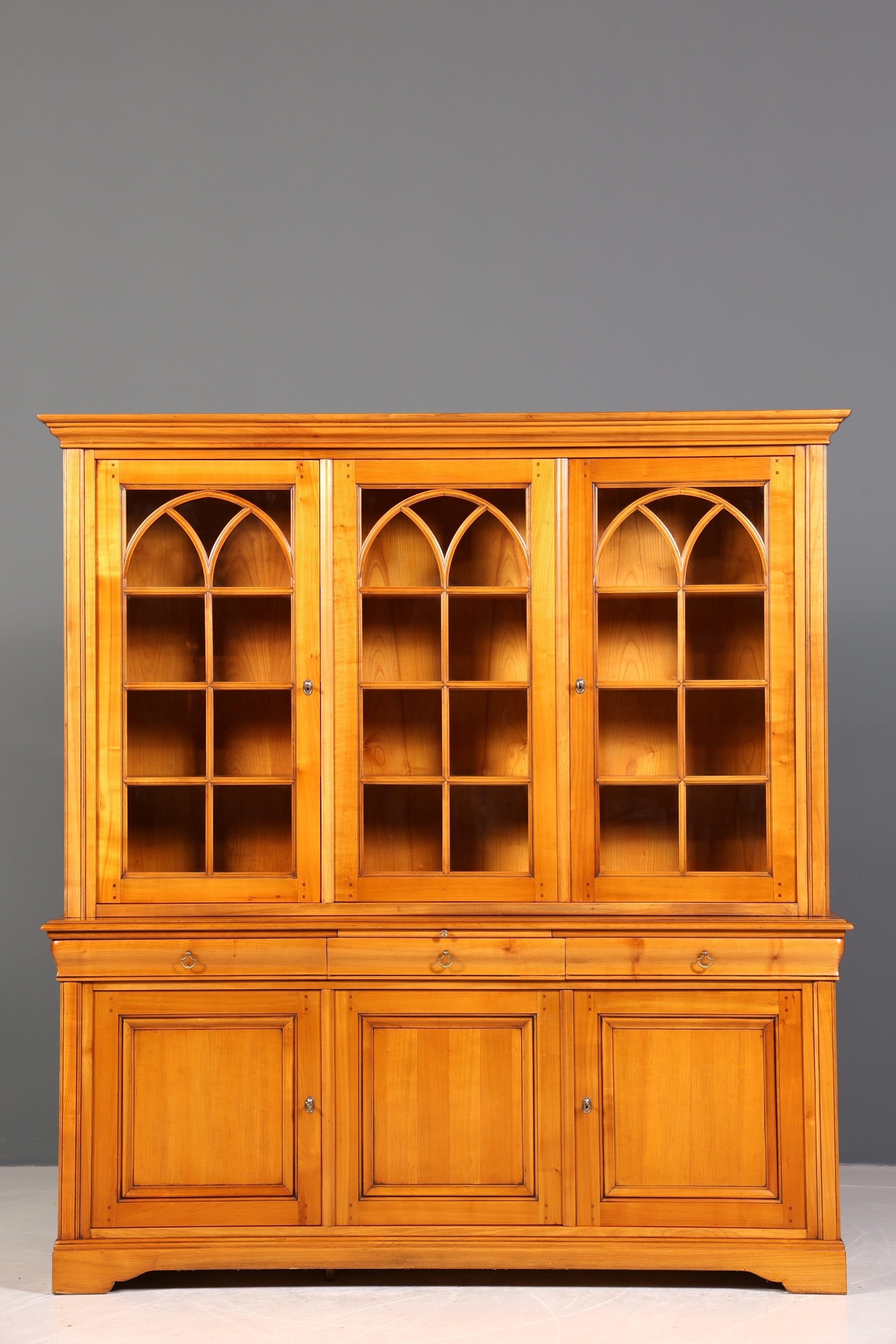 Stilvoller Französischer Vtirinenschrank Grange Stil Antik Stil Vitrine Kirschbaum Bücherschrank 60s Anrichte Landhaus