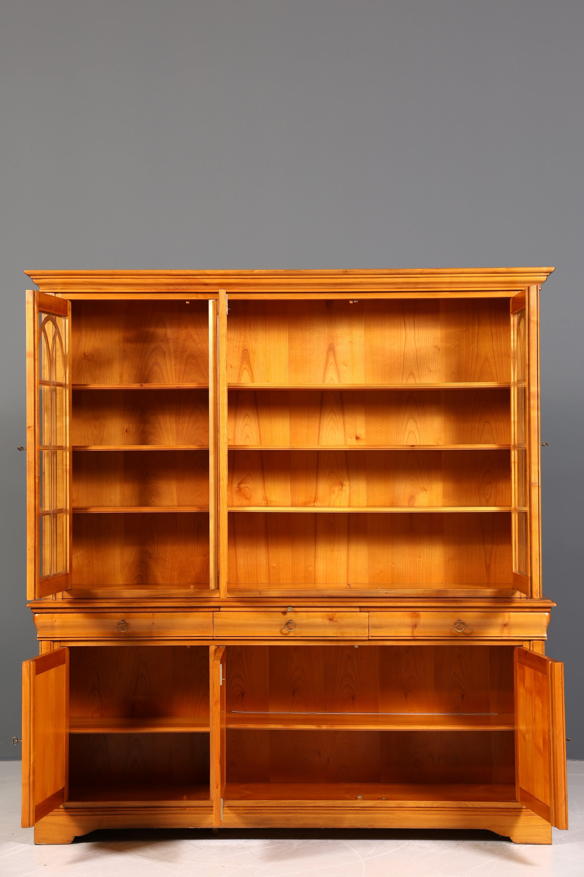 Stilvoller Französischer Vtirinenschrank Grange Stil Antik Stil Vitrine Kirschbaum Bücherschrank 60s Anrichte Landhaus