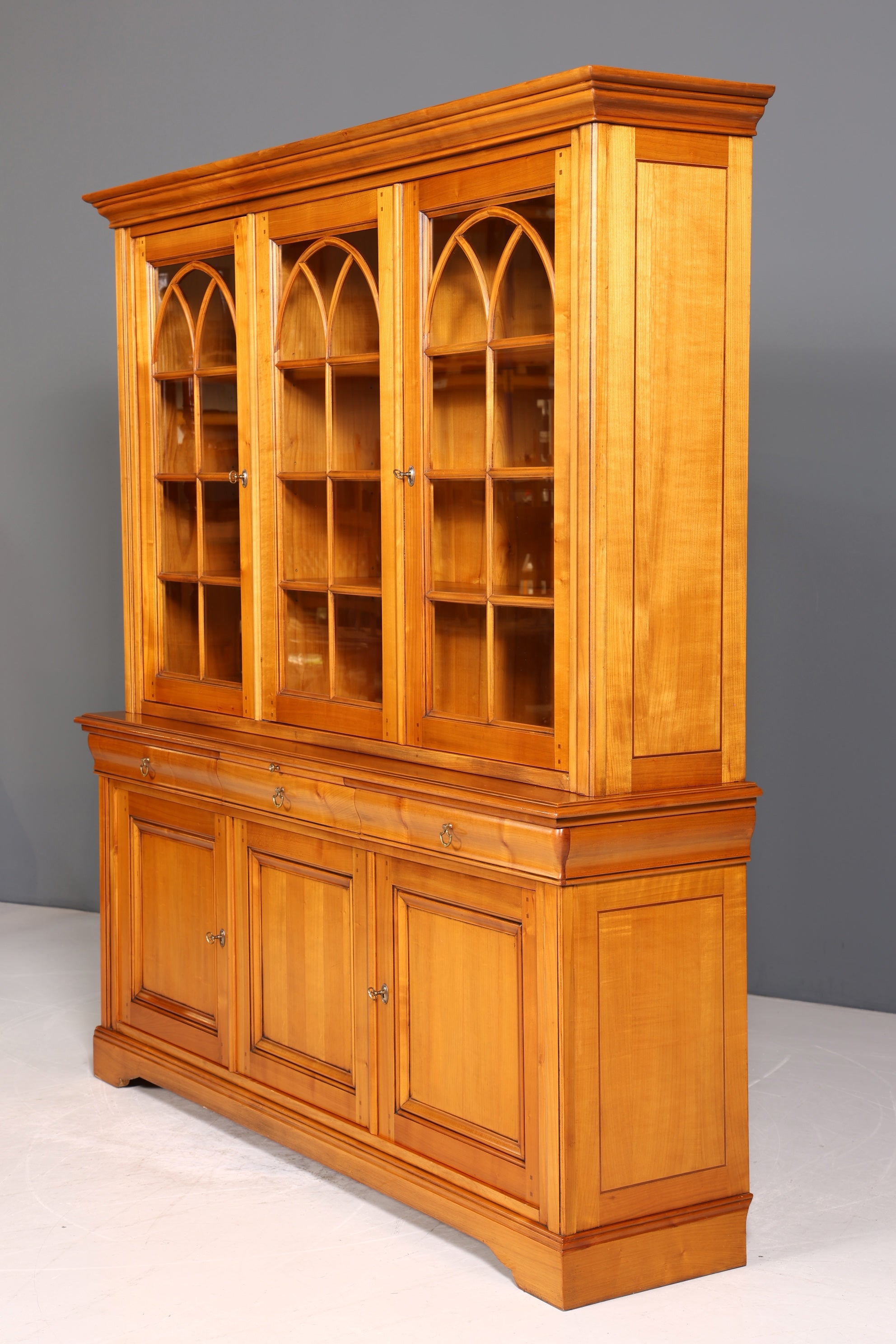 Stilvoller Französischer Vtirinenschrank Grange Stil Antik Stil Vitrine Kirschbaum Bücherschrank 60s Anrichte Landhaus