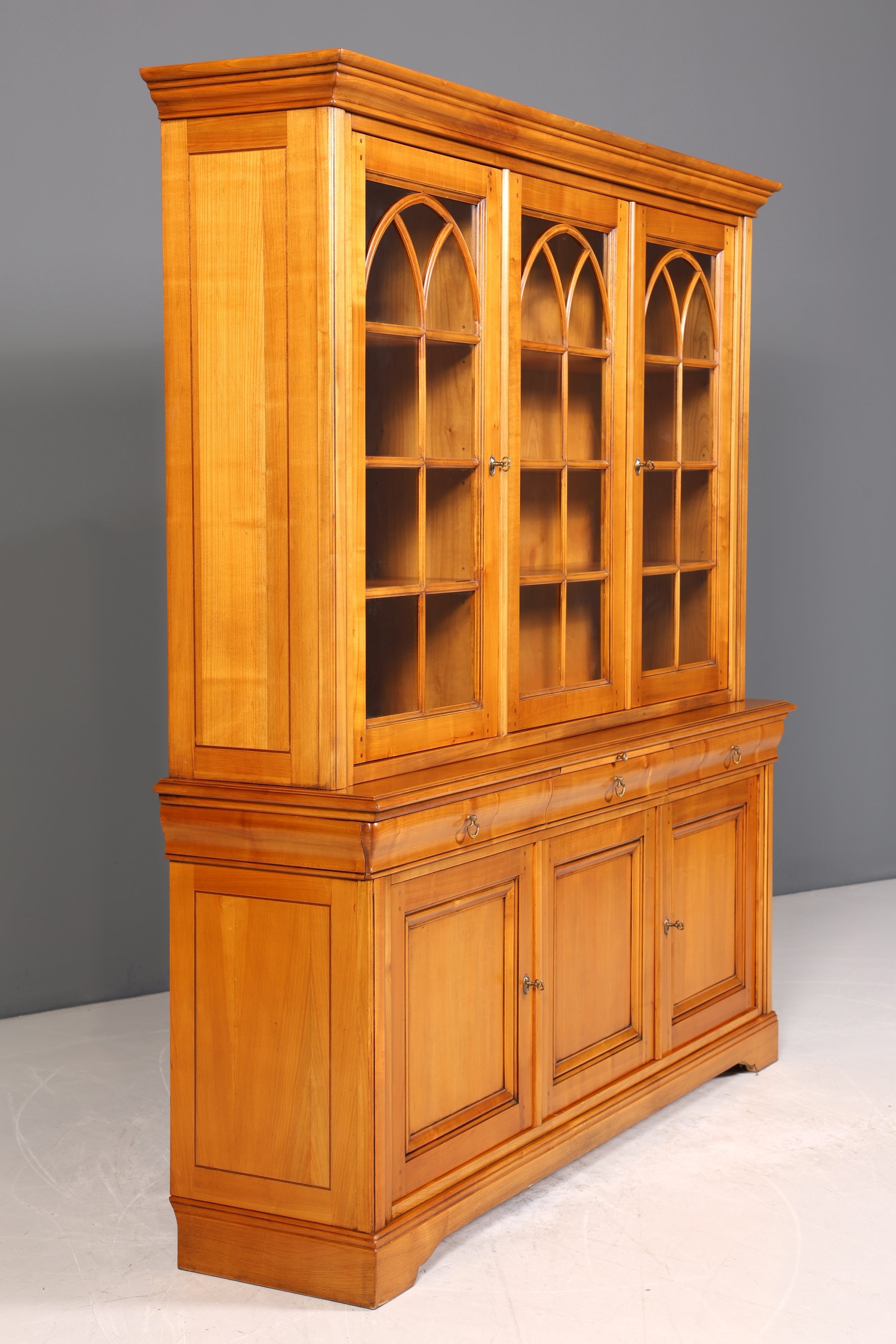 Stilvoller Französischer Vtirinenschrank Grange Stil Antik Stil Vitrine Kirschbaum Bücherschrank 60s Anrichte Landhaus