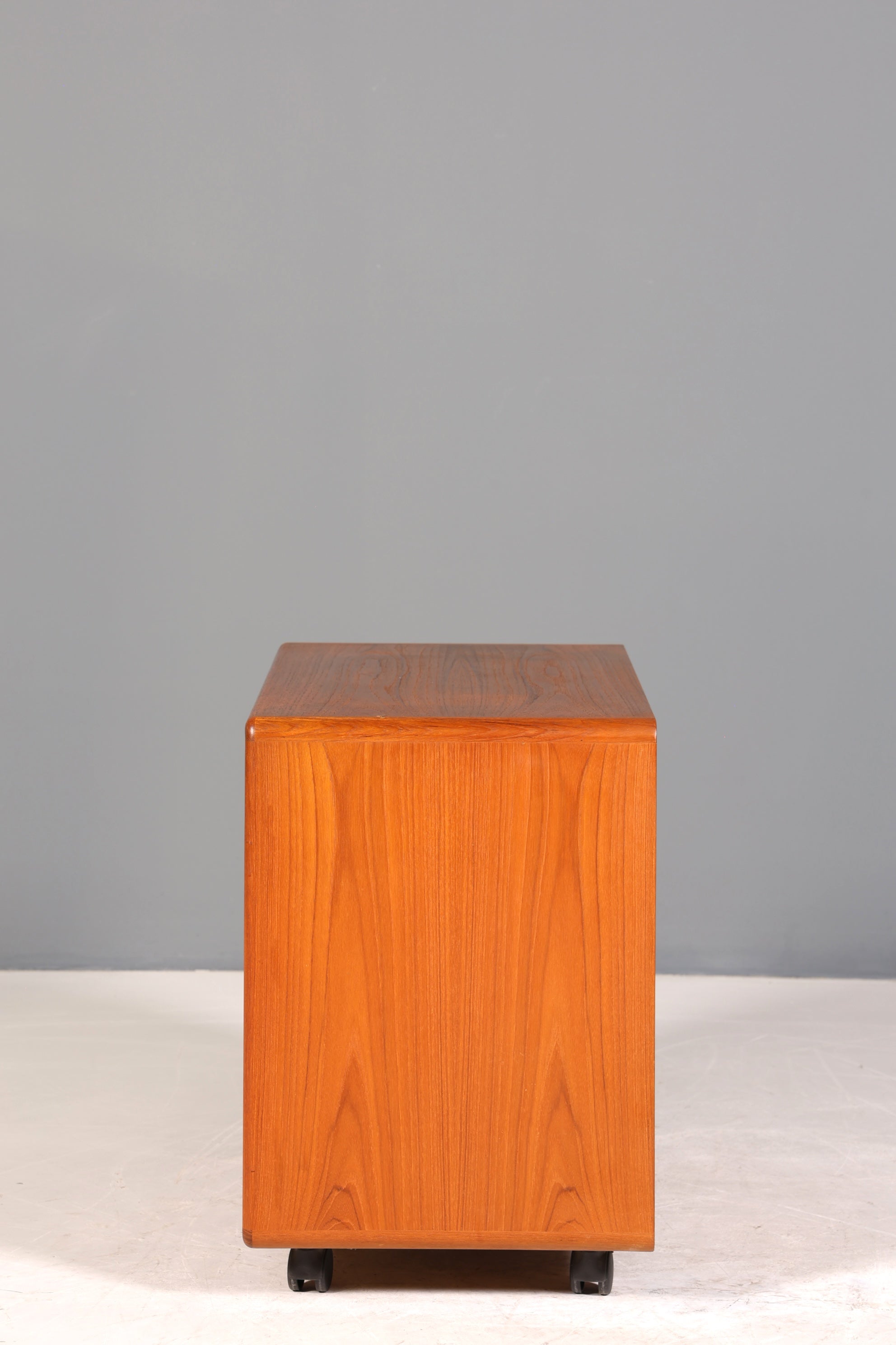 Original Mid Century "Dyrlund" Regal Beistelltisch Danish Design Teak Holz Regal TV Hifi Schrank 60s