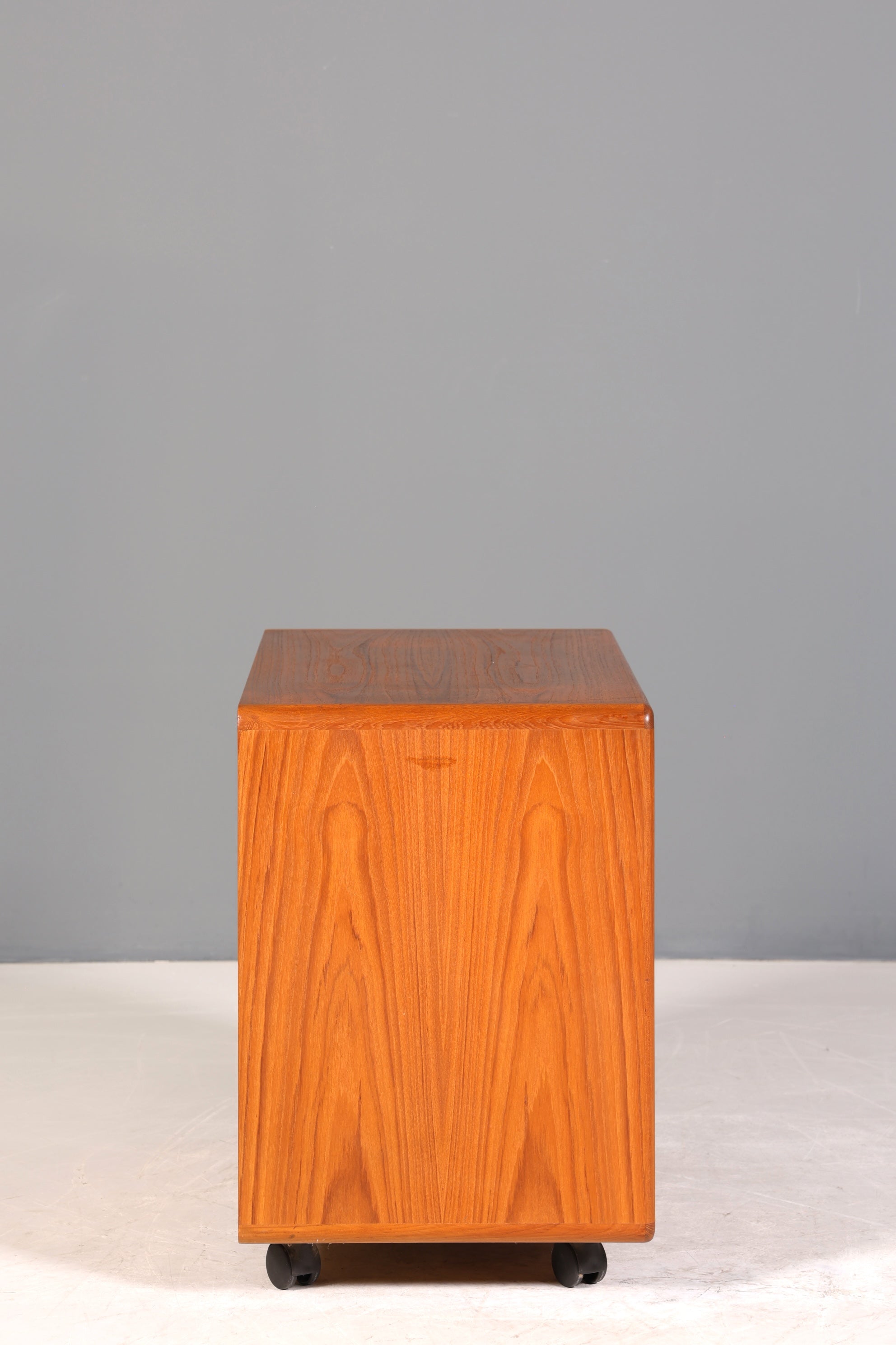 Original Mid Century "Dyrlund" Regal Beistelltisch Danish Design Teak Holz Regal TV Hifi Schrank 60s