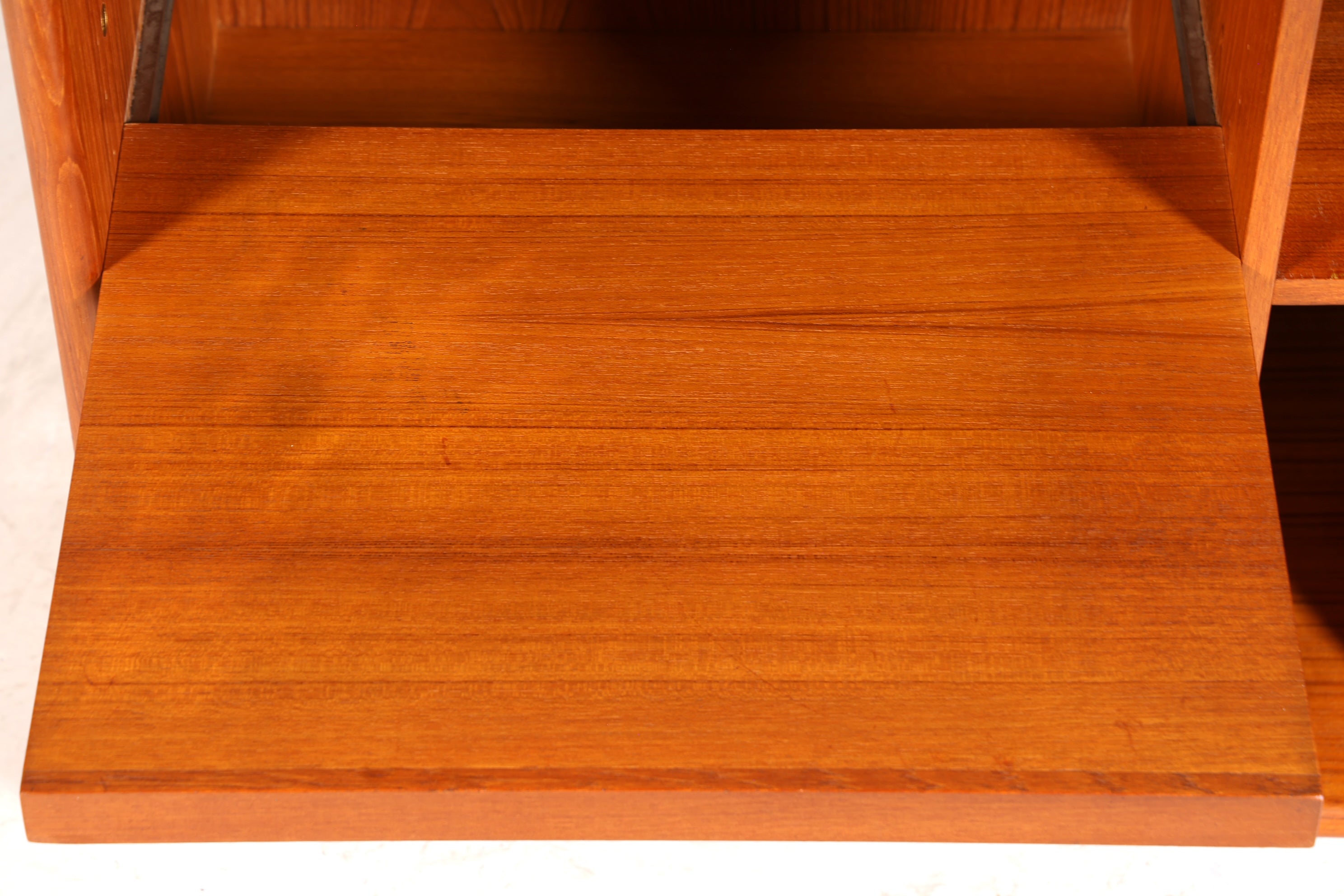 Original Mid Century "Dyrlund" Regal Beistelltisch Danish Design Teak Holz Regal TV Hifi Schrank 60s