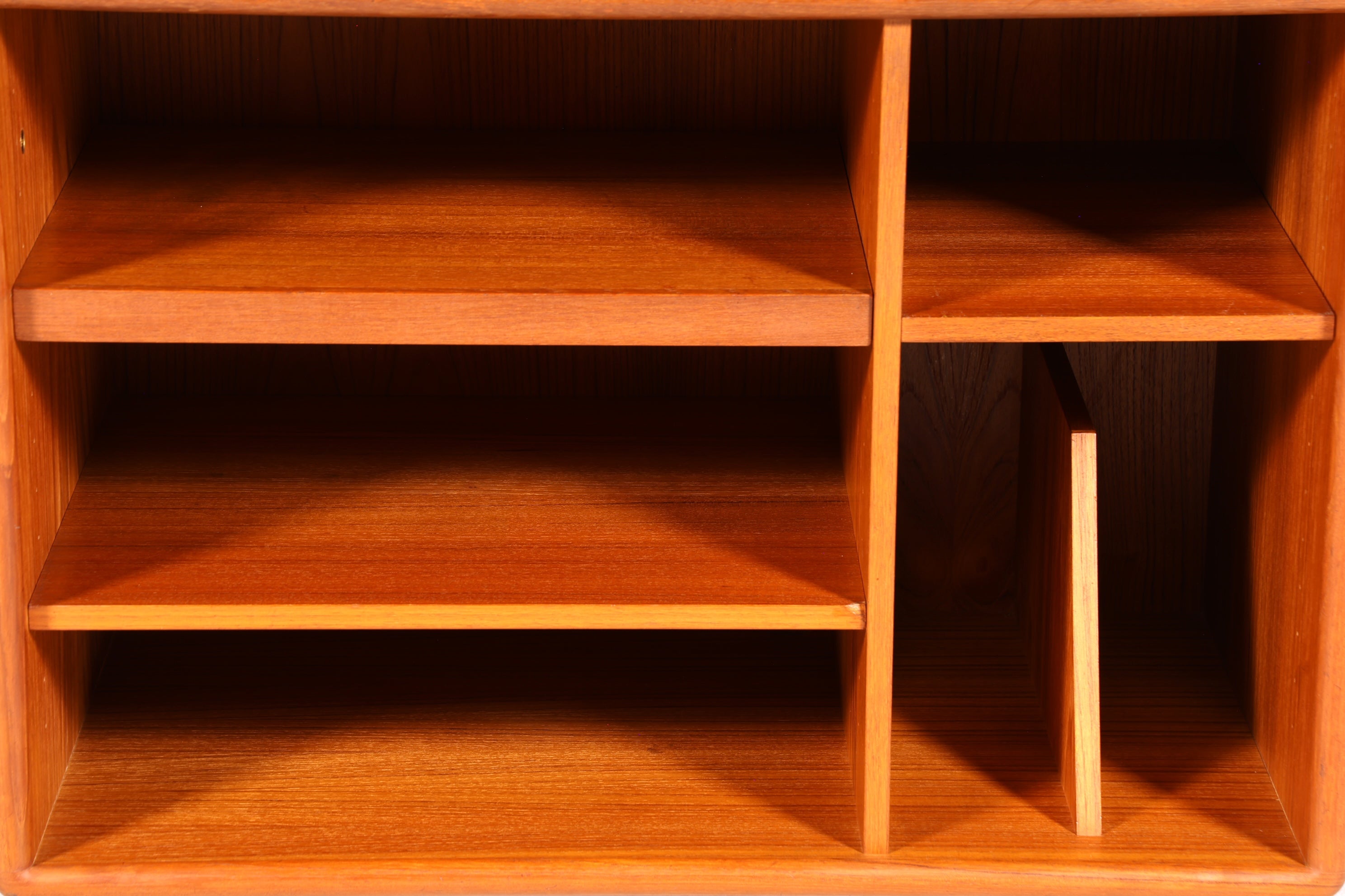 Original Mid Century "Dyrlund" Regal Beistelltisch Danish Design Teak Holz Regal TV Hifi Schrank 60s