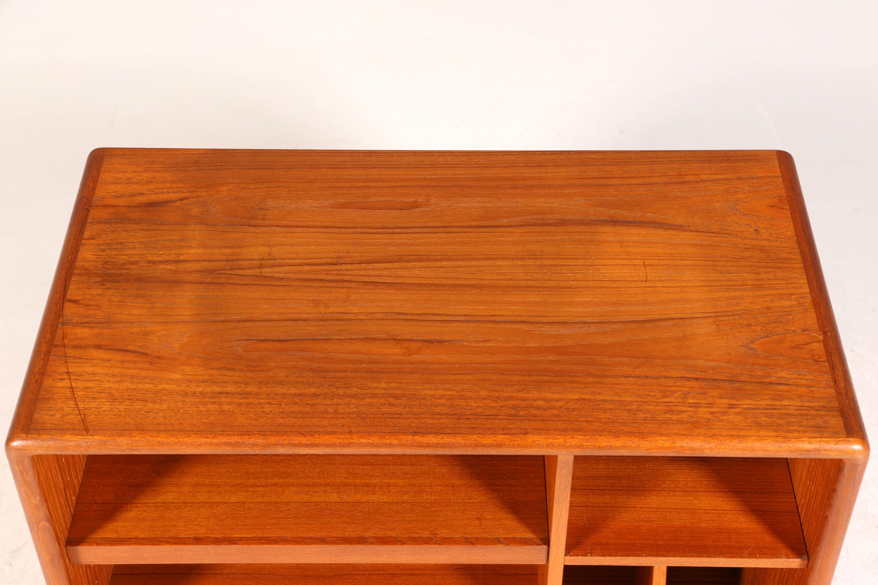Original Mid Century "Dyrlund" Regal Beistelltisch Danish Design Teak Holz Regal TV Hifi Schrank 60s