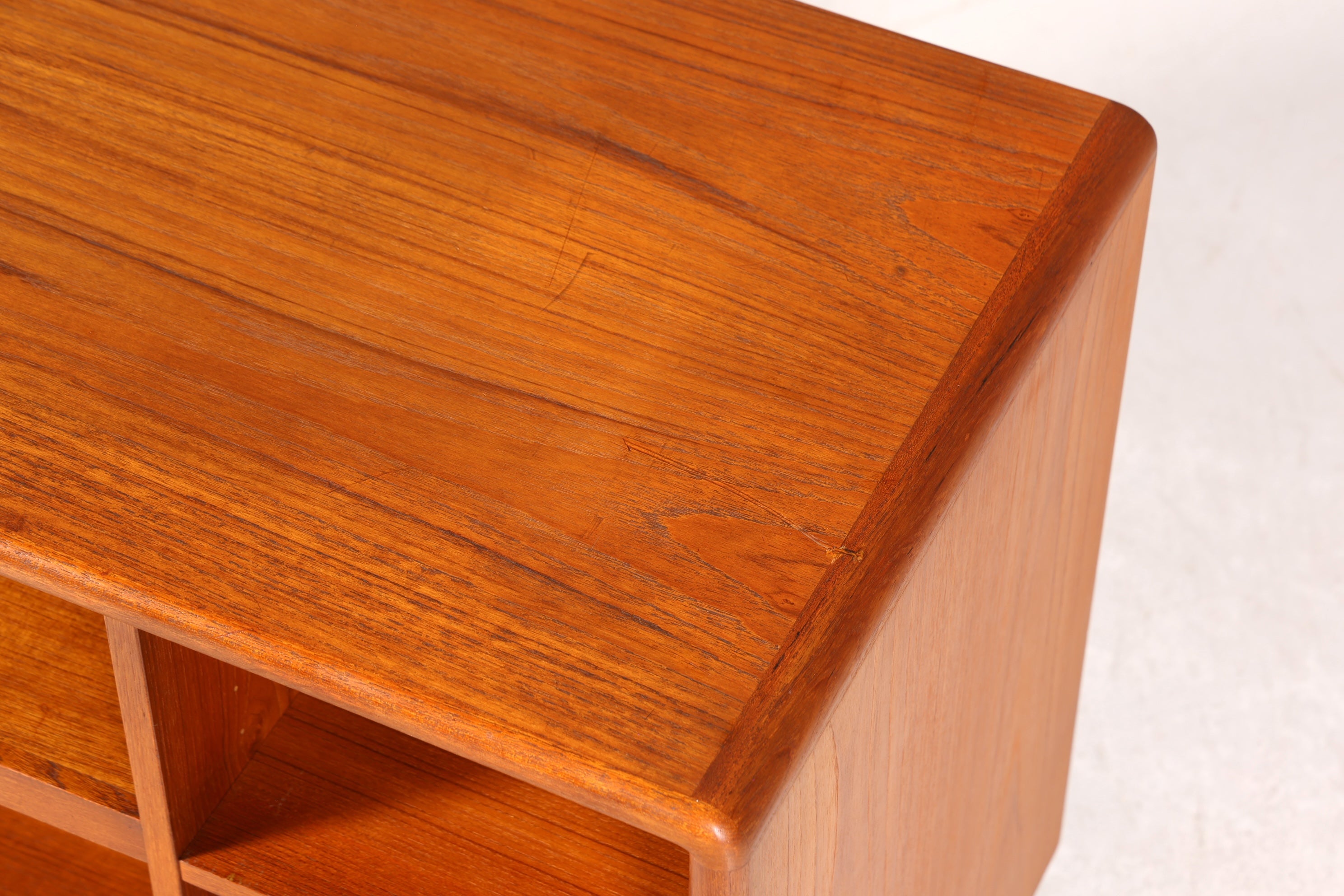 Original Mid Century "Dyrlund" Regal Beistelltisch Danish Design Teak Holz Regal TV Hifi Schrank 60s