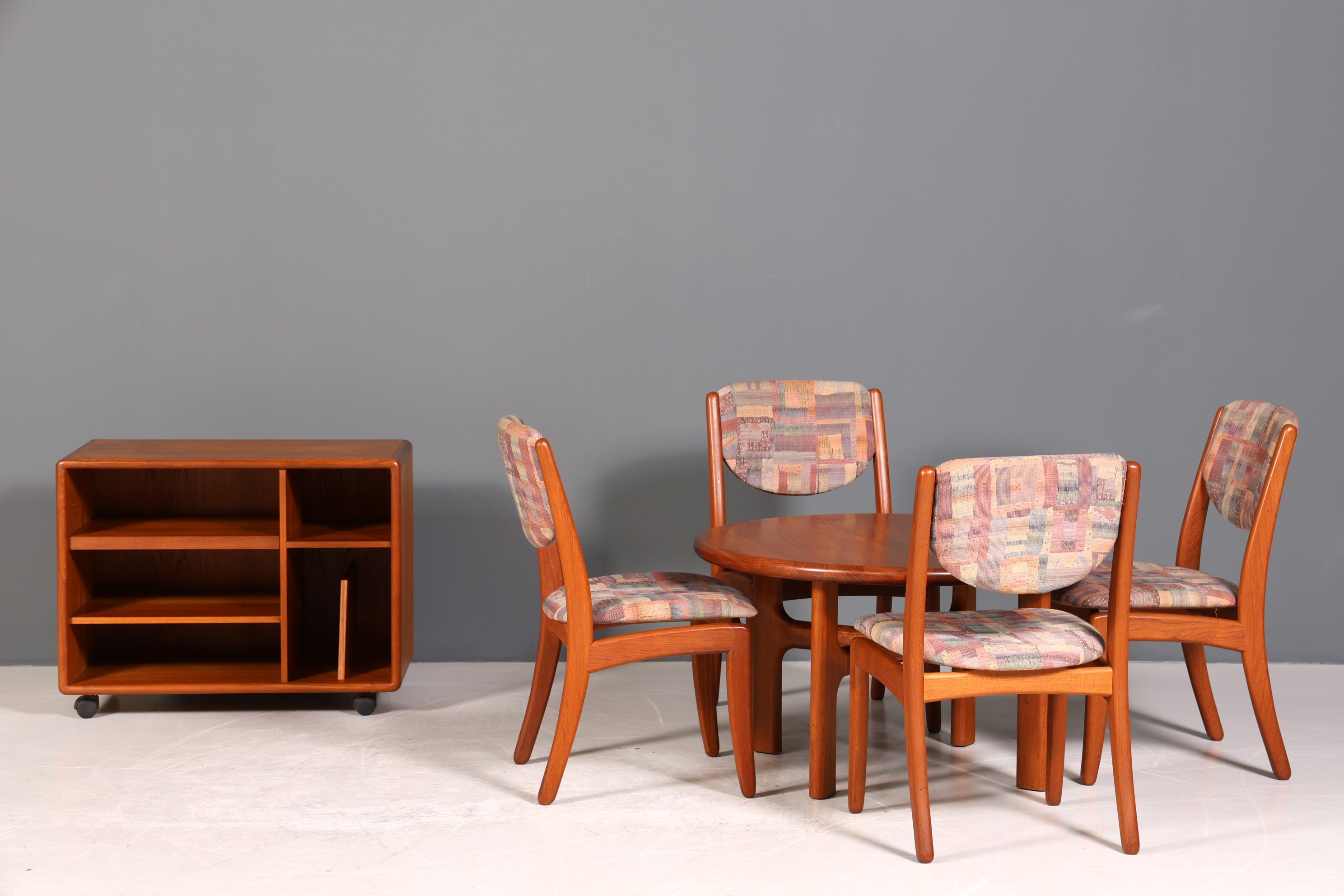 Original Mid Century "Dyrlund" Regal Beistelltisch Danish Design Teak Holz Regal TV Hifi Schrank 60s