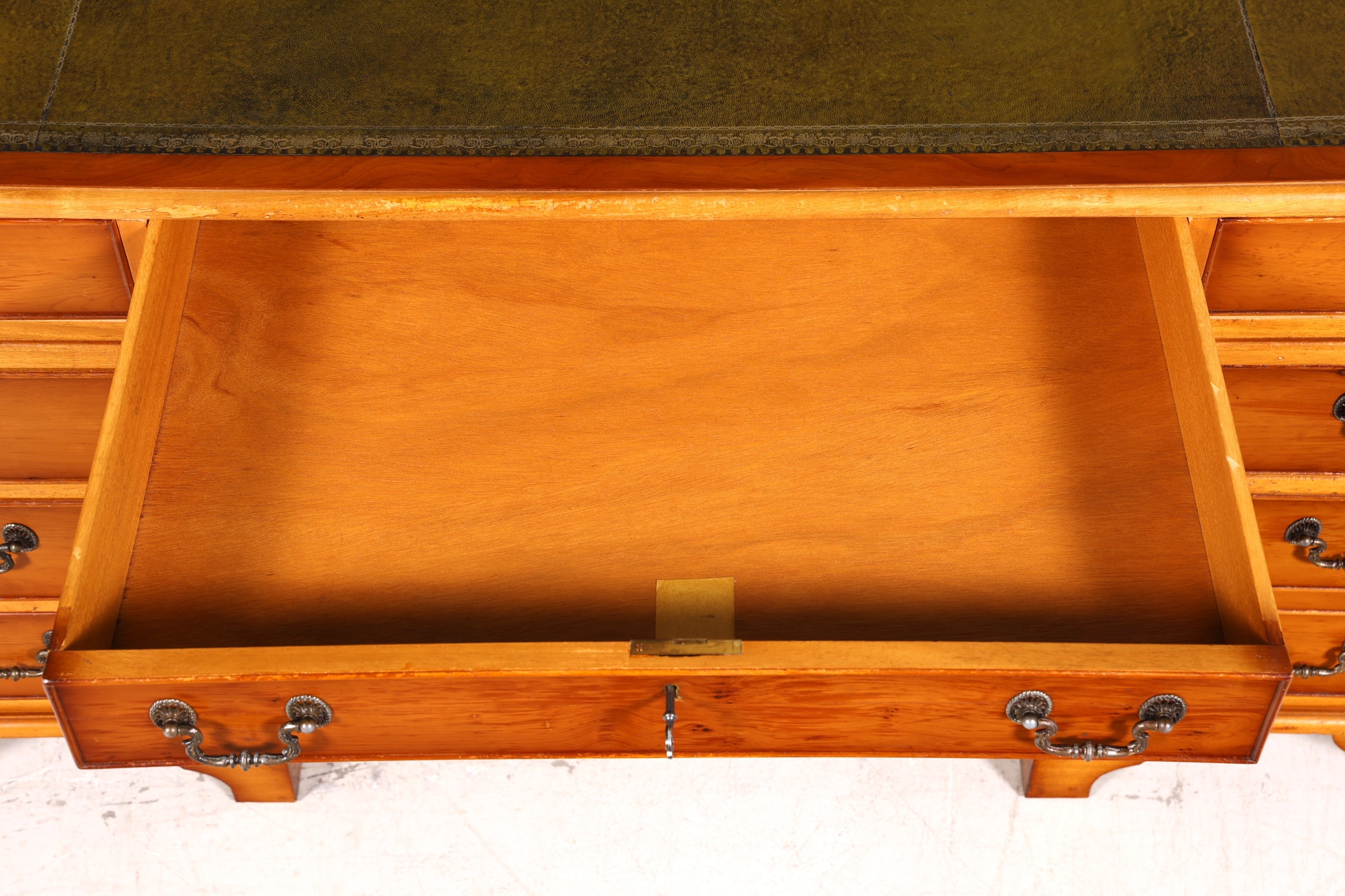 Wunderschöner Englischer Schreibtisch Eibe Lederauflage Bürotisch Antik Stil Office Desk