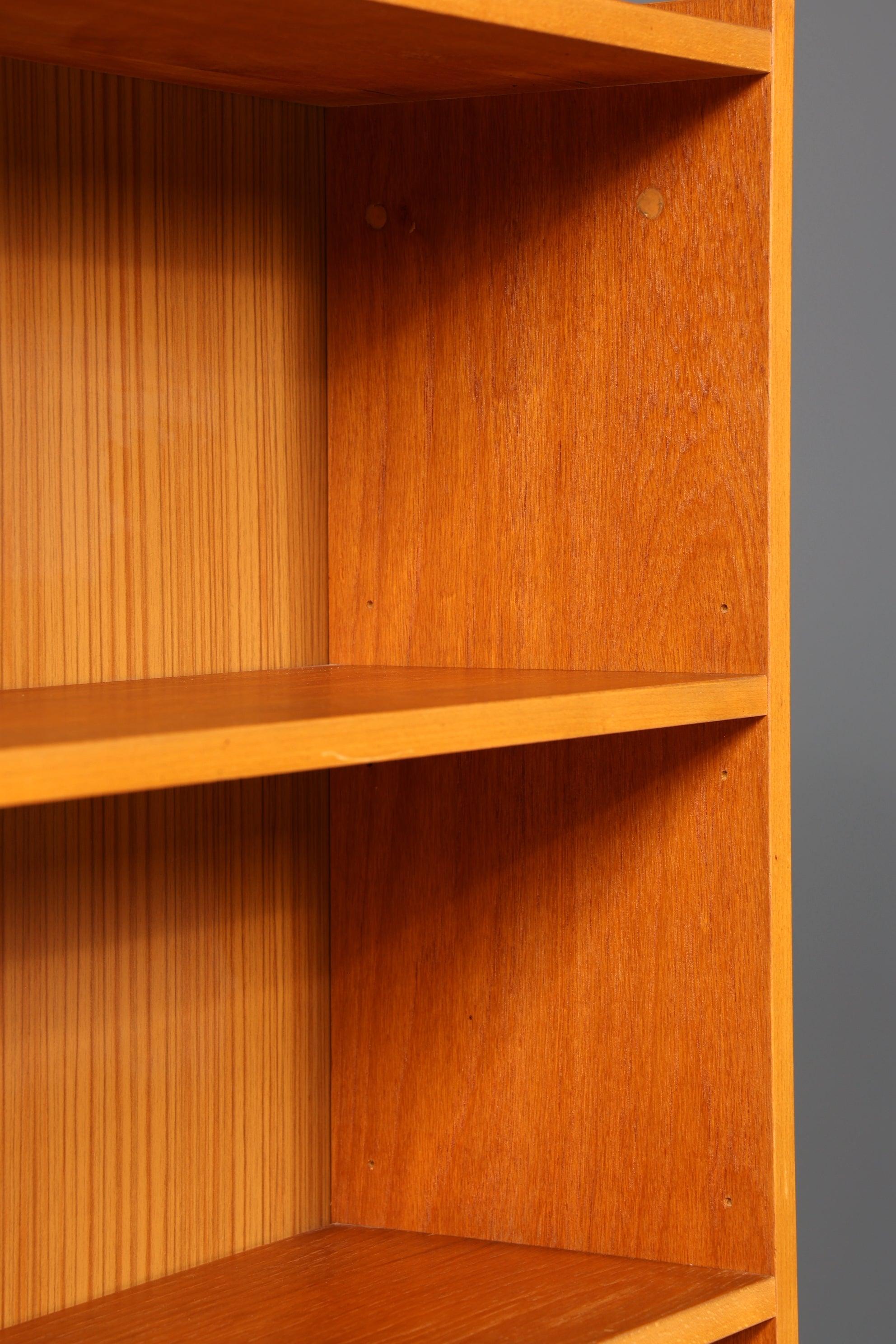 Schlichtes Mid Century Bücherregal Danish Design Schrank Retro Kommode "Made in Denmark" Schiebetür Regal Vintage 1 von 2