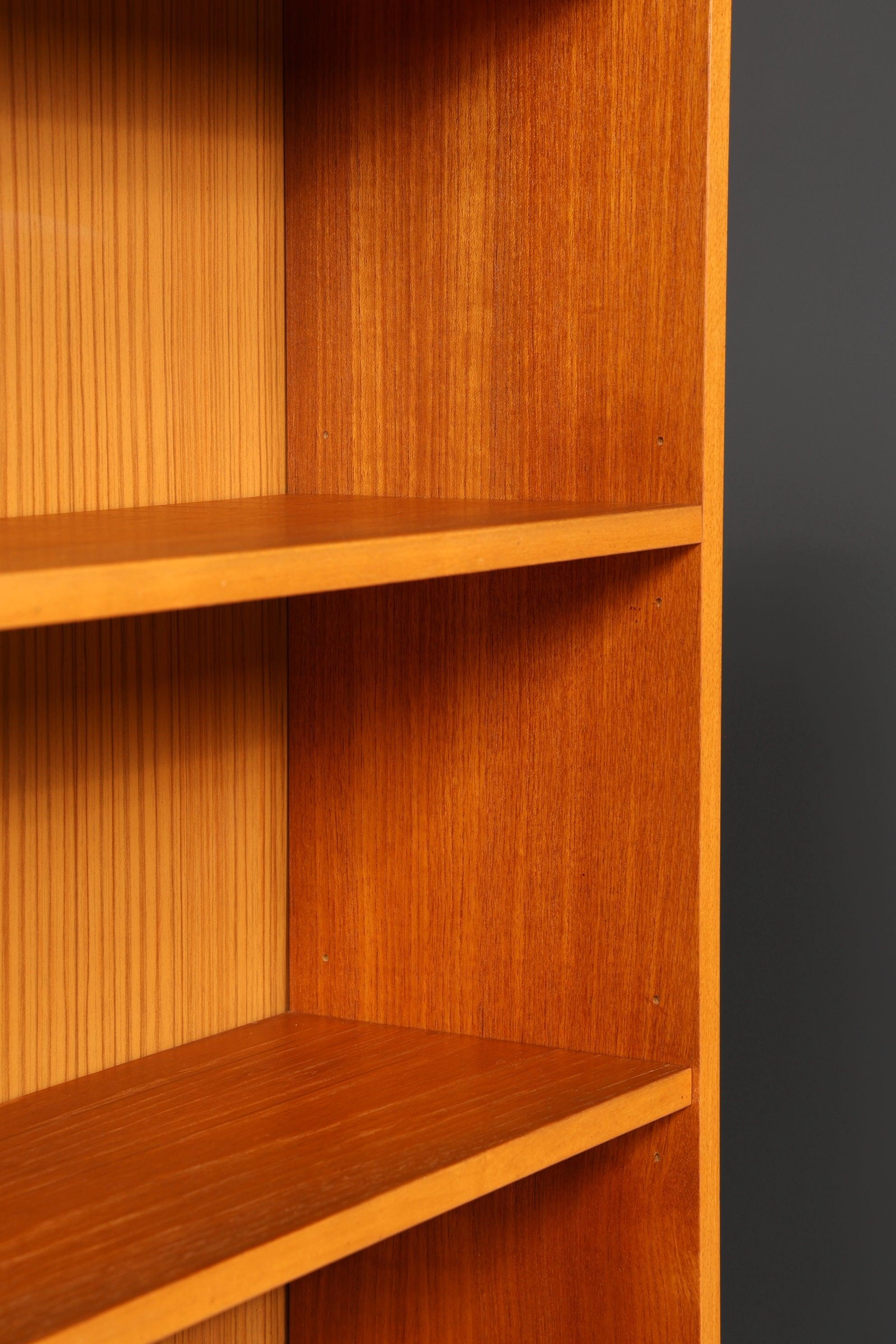 Schlichtes Mid Century Bücherregal Danish Design Schrank Retro Kommode "Made in Denmark" Schiebetür Regal Vintage 2 von 2