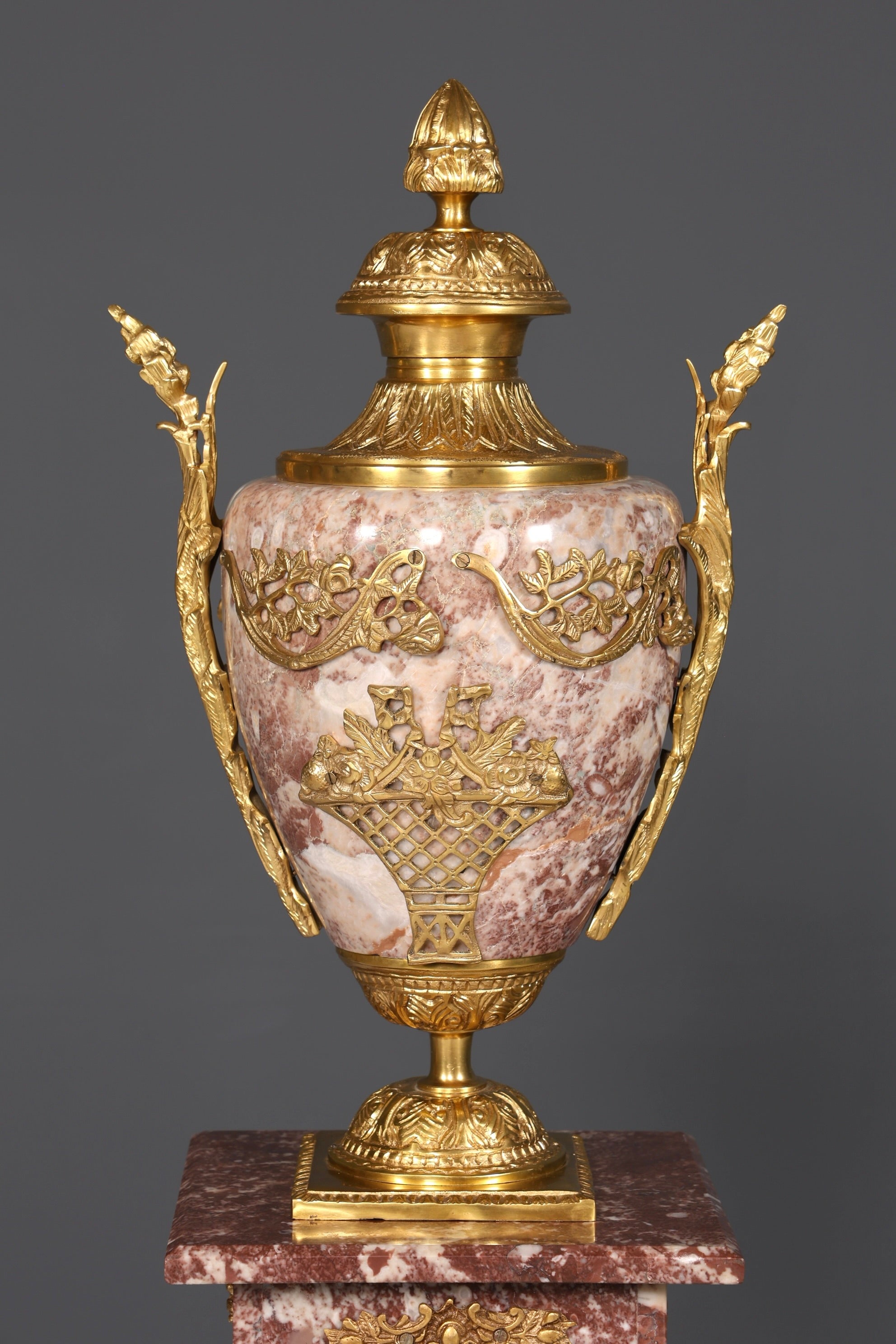 Wunderschöne Barock Stil Säule mit Vase Louis XV Marmor Naturstein Blumensäule Sockel Ablage