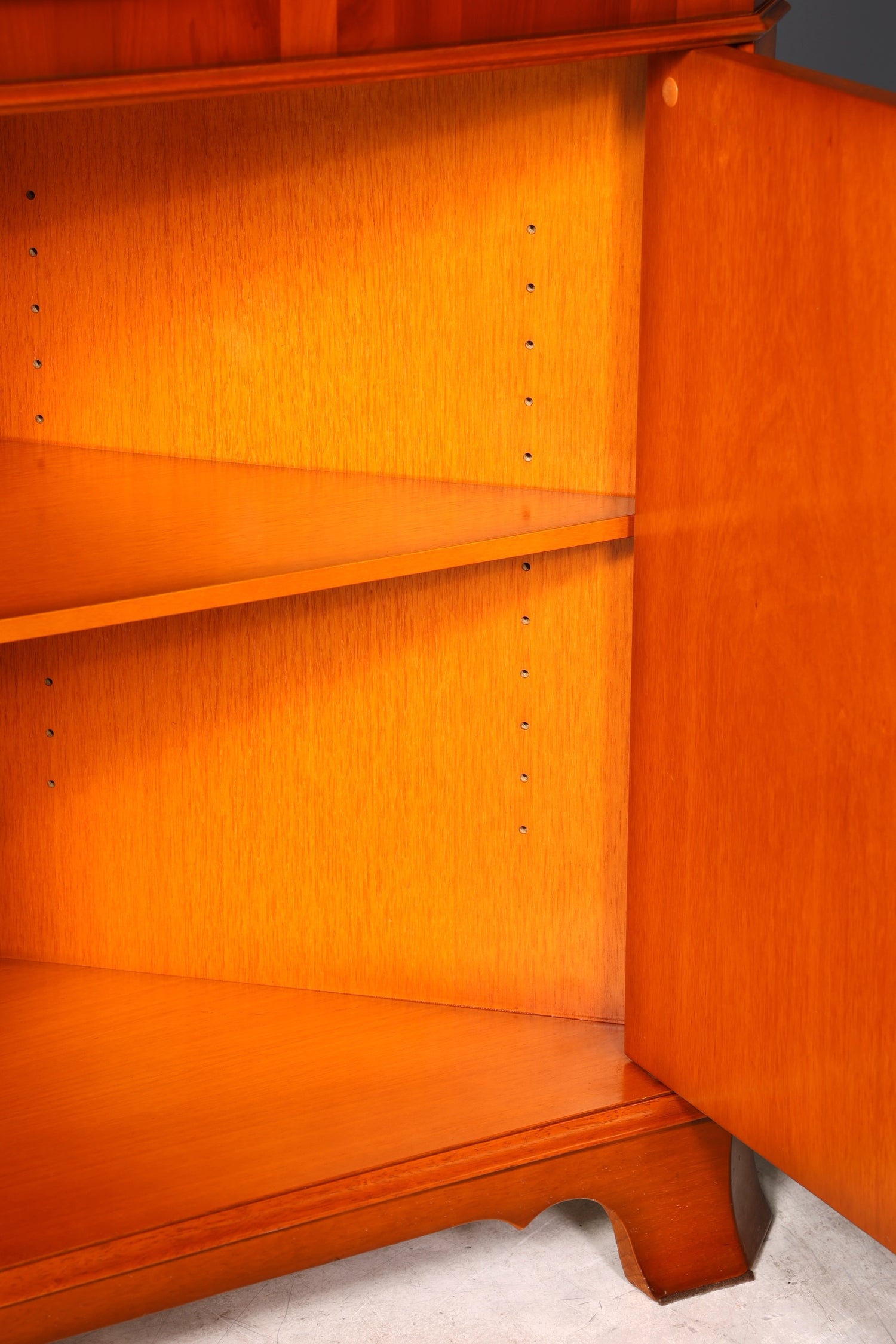 Stilvolle Original Heldense Eckvitrine Englische Vitrine Eibe Bücherschrank Antik Stil Glasvitrine Buffet