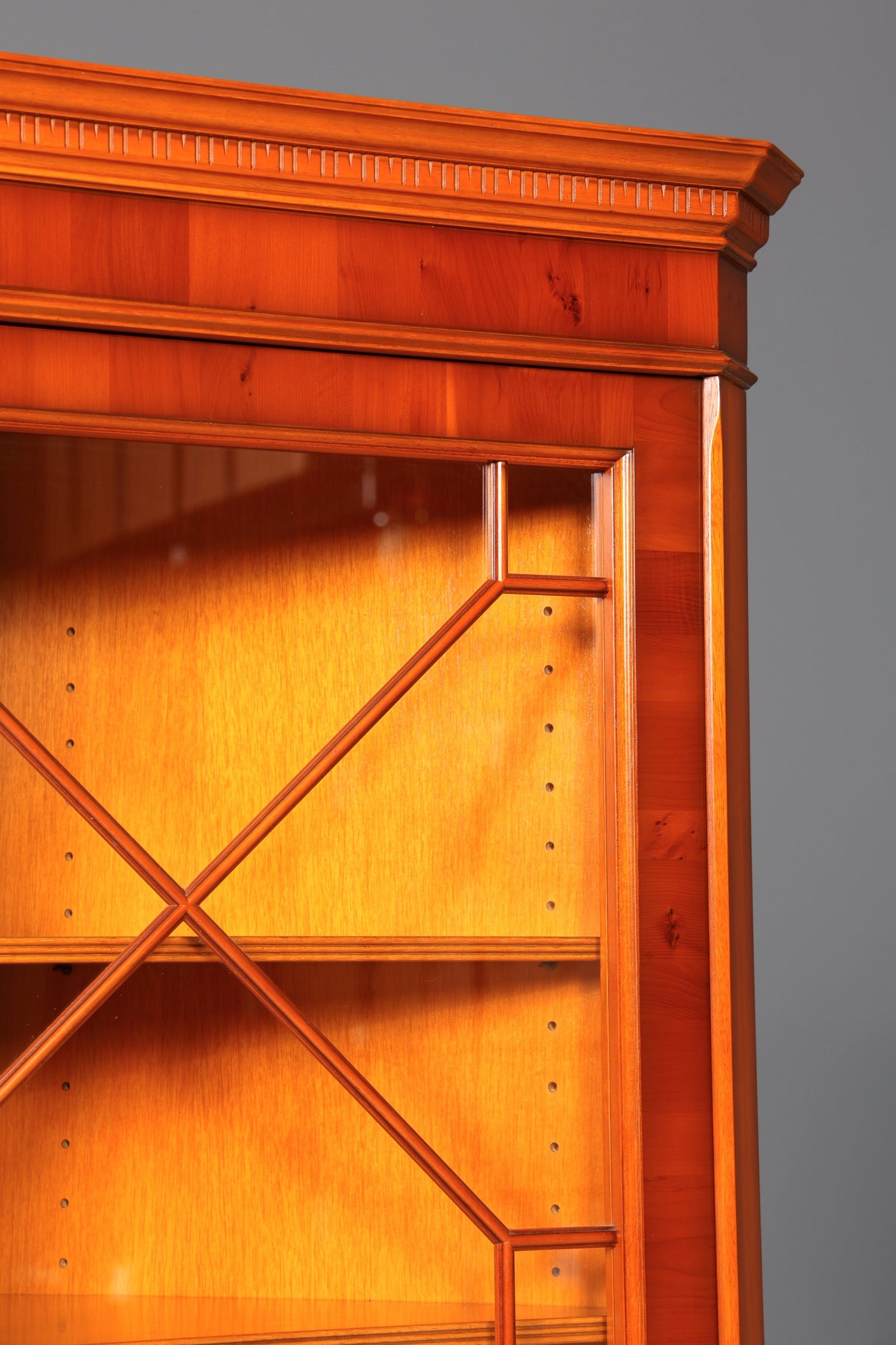 Stilvolle Original Heldense Eckvitrine Englische Vitrine Eibe Bücherschrank Antik Stil Glasvitrine Buffet