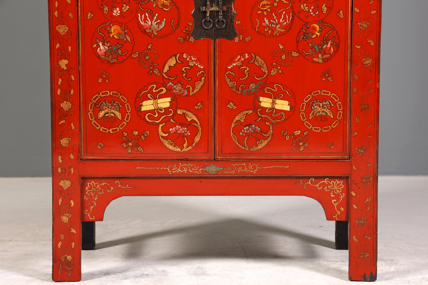 Traumhafter Chinesischer Schrank Vertiko China Kommode mit Asiatischen Motiven Wäscheschrank Aktenschrank