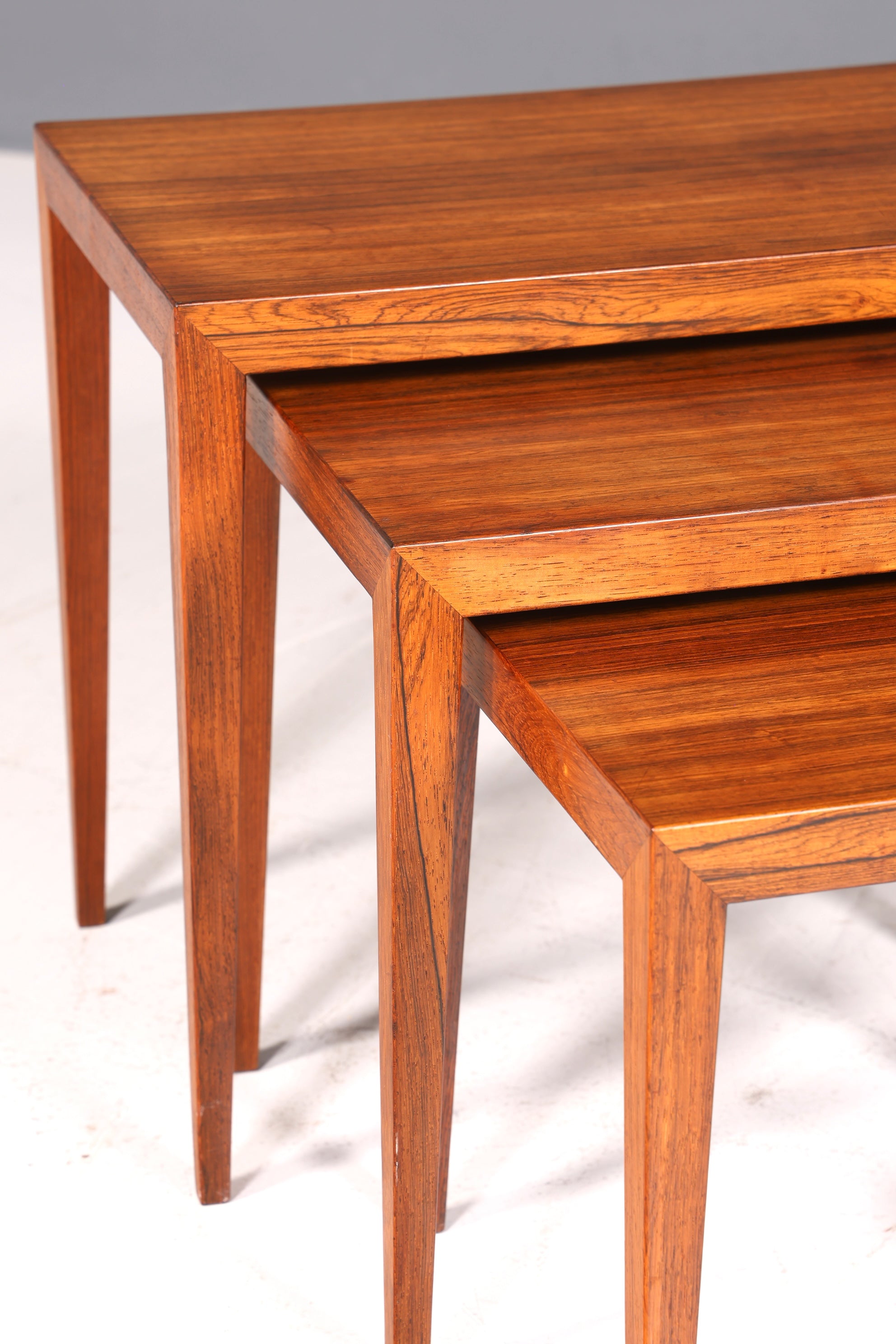 Filigranes Mid Century Tisch Set Designed by Severin Hansen Jr. für Haslev Møbelfabrik Couchtisch Palisander Holz 3er Satz Ablagetisch Beistelltisch