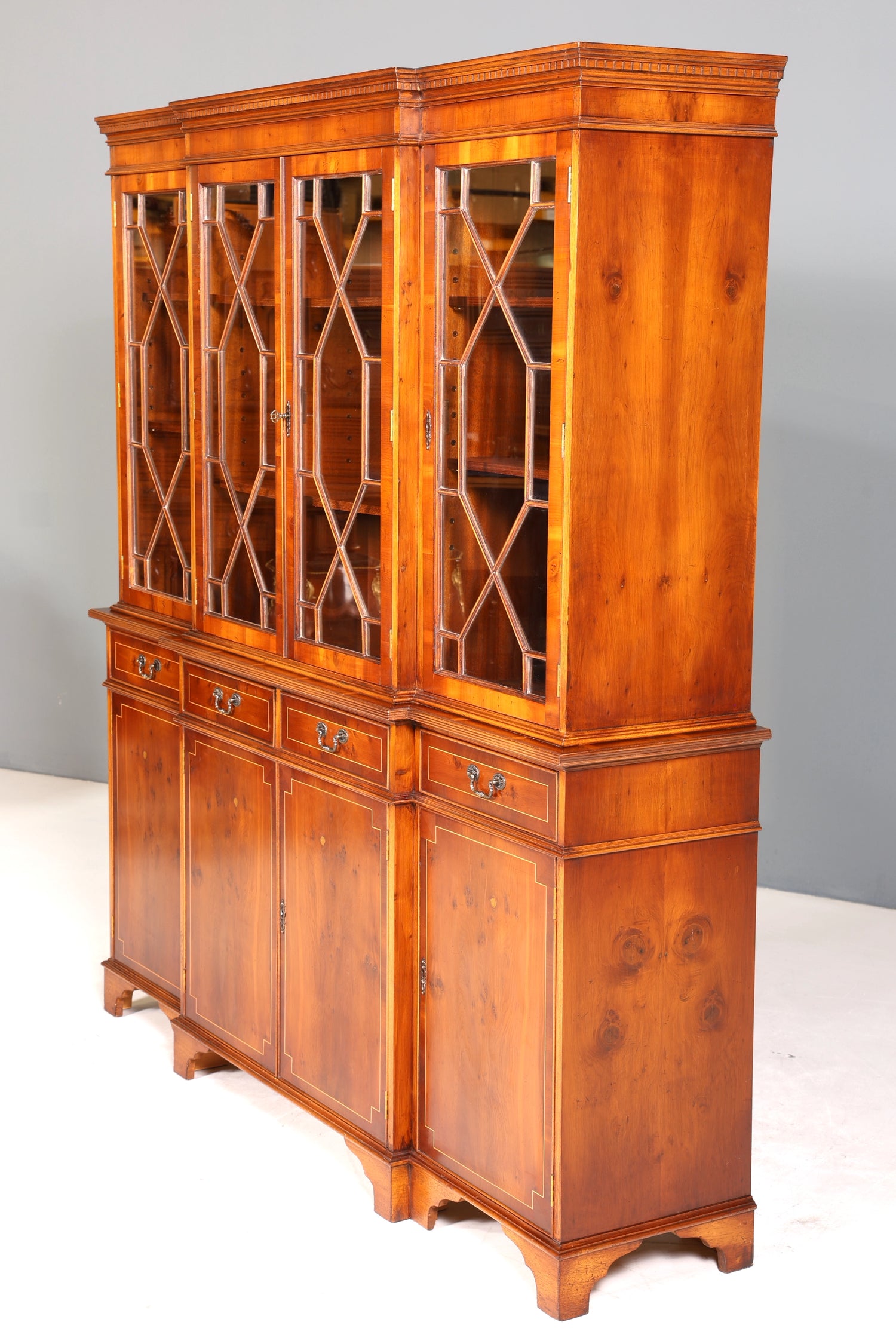 Wunderschöne Englische Vitrine Bibliothek Eibe Bücherschrank UK Buffet Schrank 60s Jahre