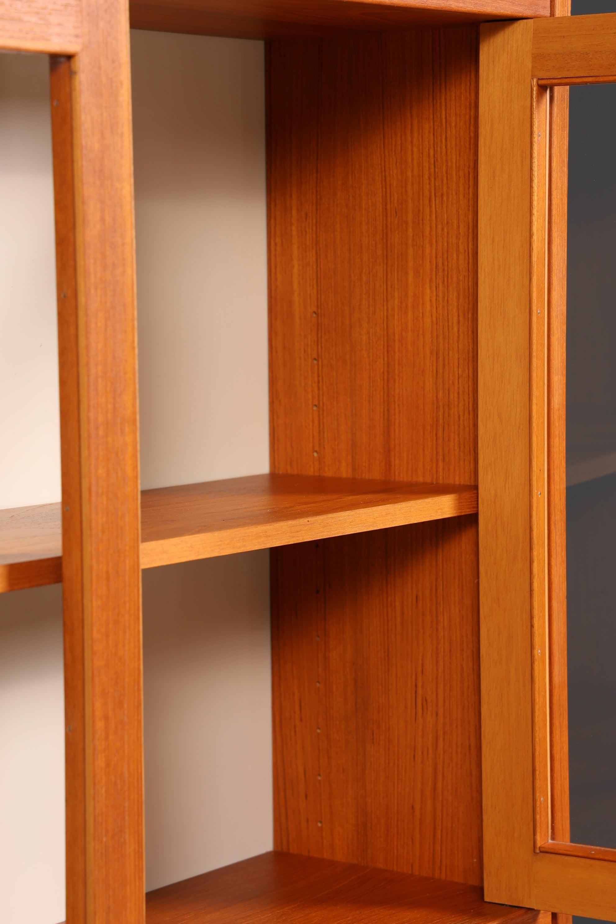 Wunderschönes Mid Century Regal Vintage Teak Holz Vitrine Schrank "Made in Denmark" Kommode