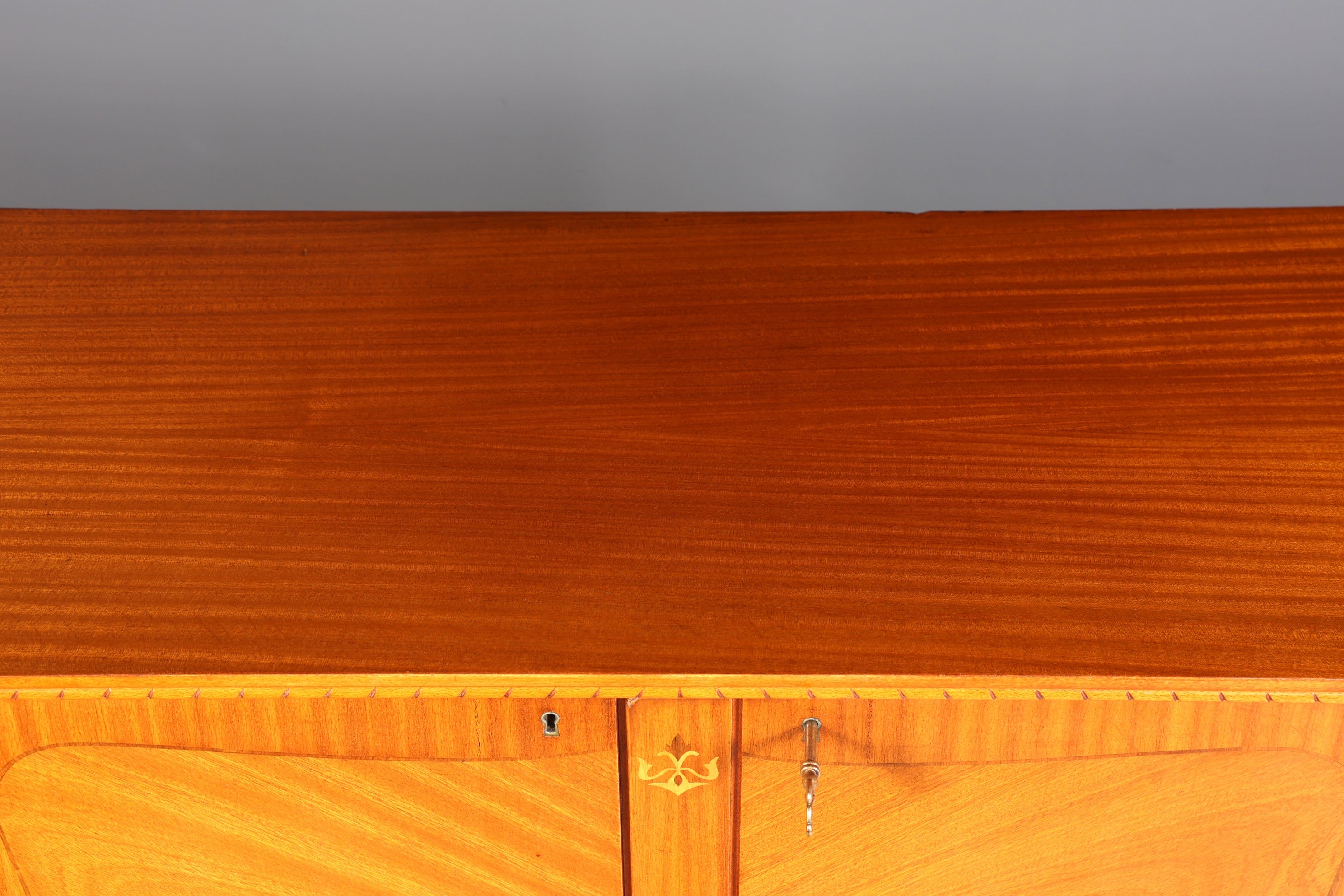 F859 Finish cm Wunderschöne Art Deco Vitrine Nussbaum Vitrine massiv Holz Antik Schrank