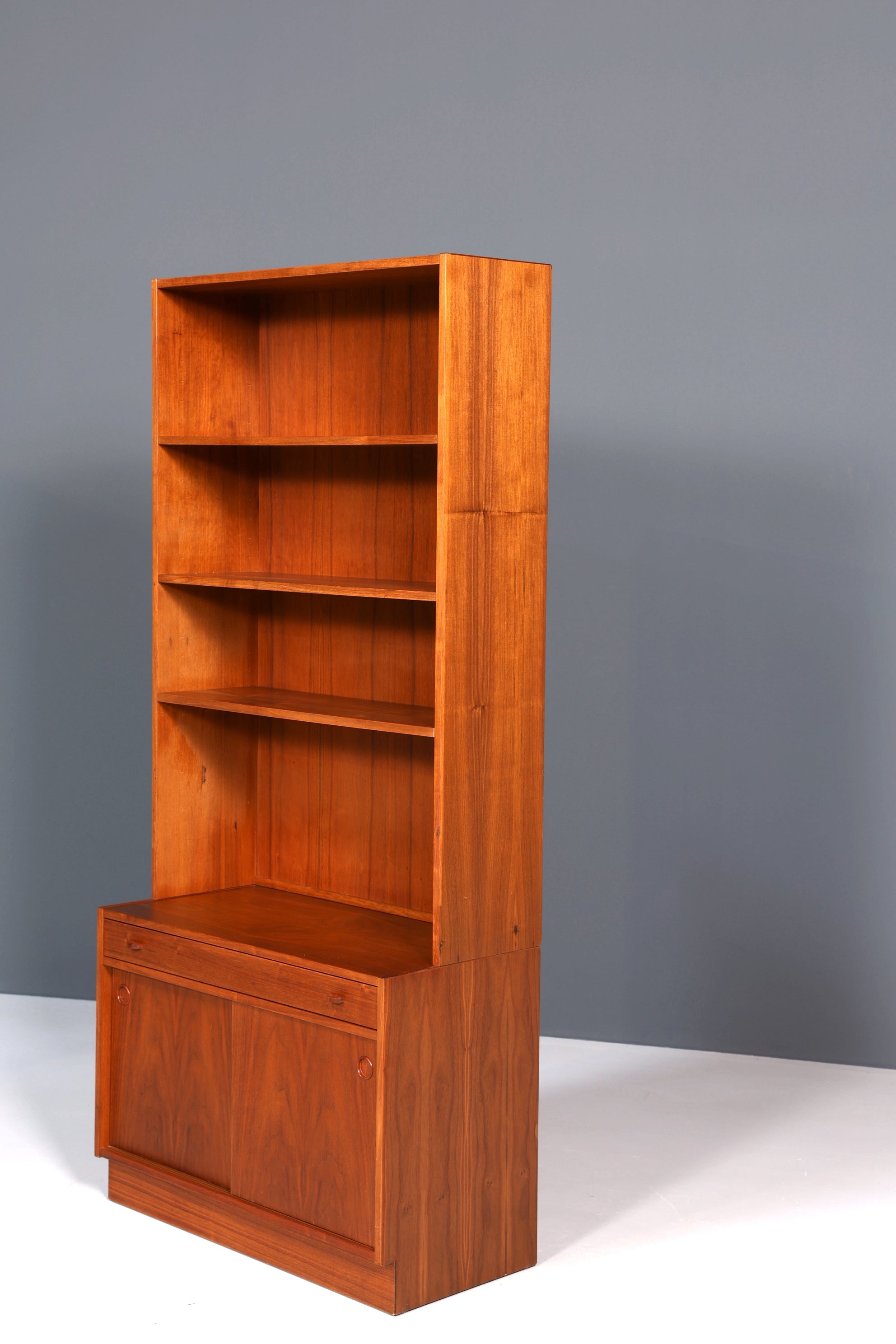 Stilvolles Mid Century Regal skandinavisches Bücherregal Kommode 60er Jahre