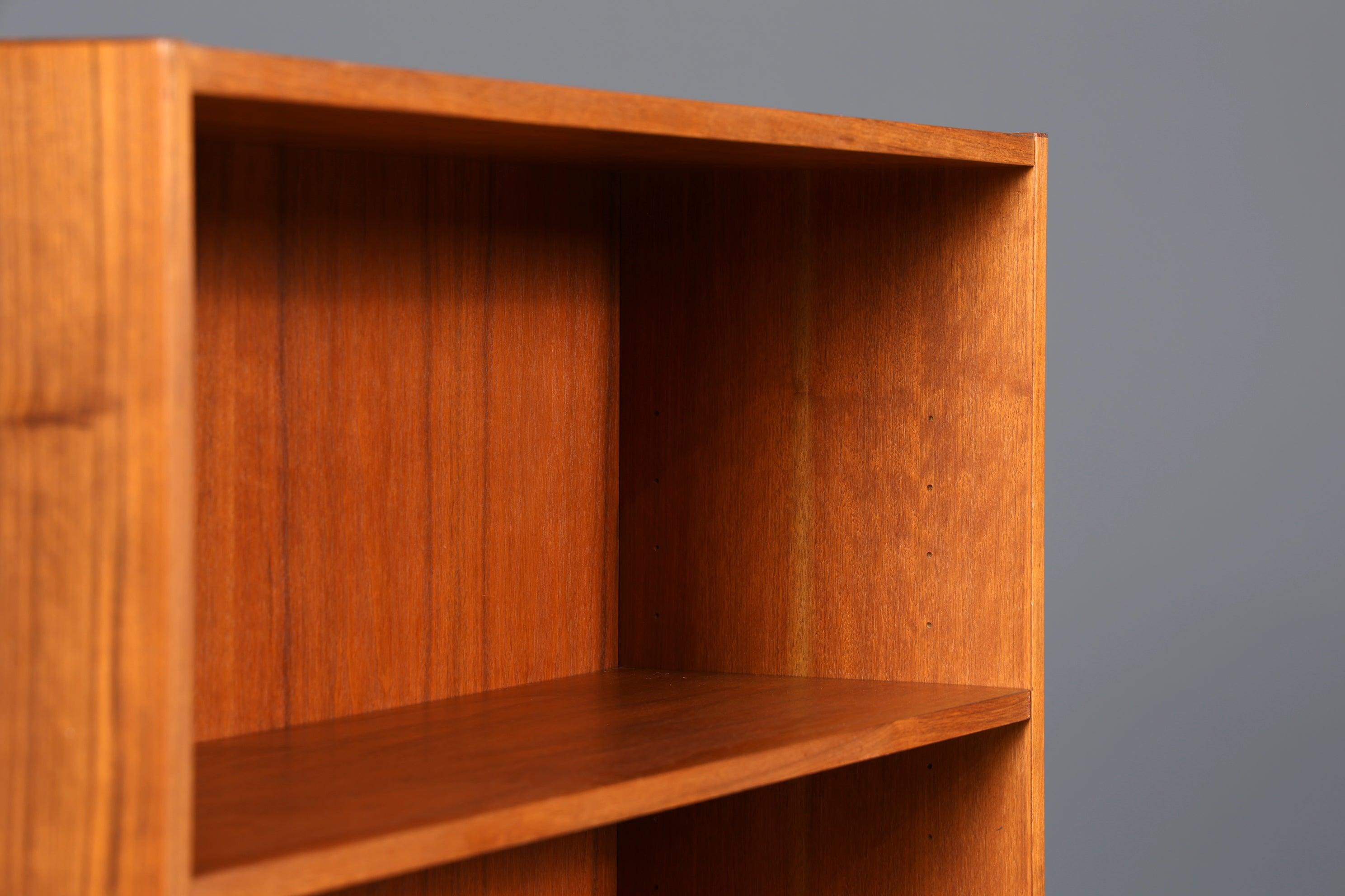 Stilvolles Mid Century Regal skandinavisches Bücherregal Kommode 60er Jahre