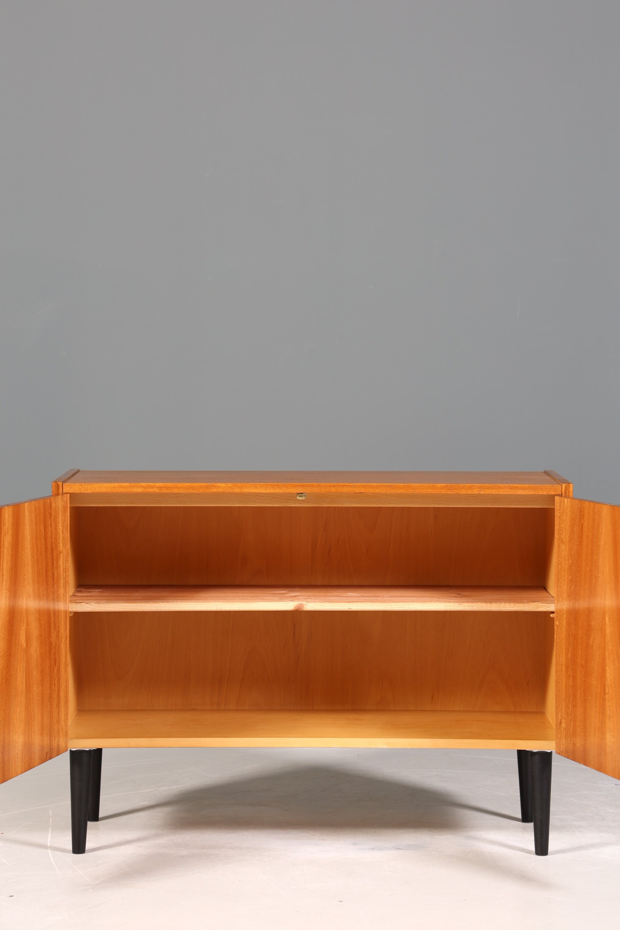 Schlichter Mid Century Schrank Vintage Retro Kommode Flur Kommode 60s VEB Regal Sideboard 3 von 3