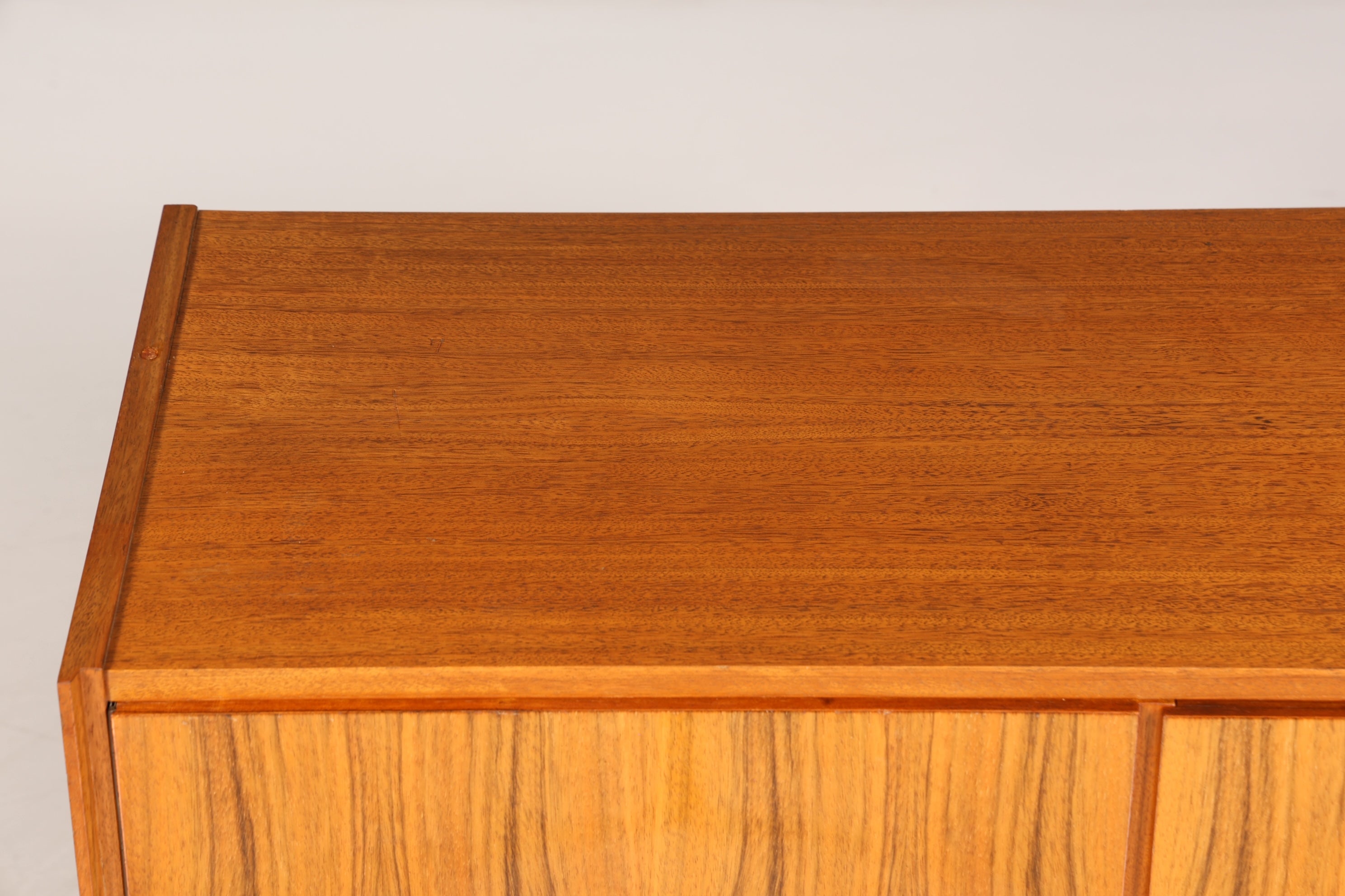 Schlichter Mid Century Schrank Vintage Retro Kommode Flur Kommode 60s VEB Regal Sideboard 3 von 3
