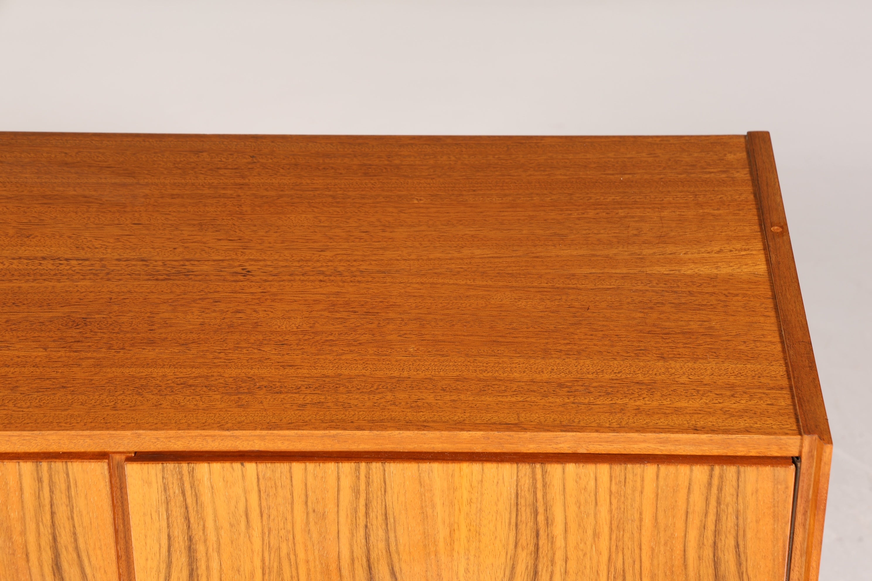 Schlichter Mid Century Schrank Vintage Retro Kommode Flur Kommode 60s VEB Regal Sideboard 3 von 3