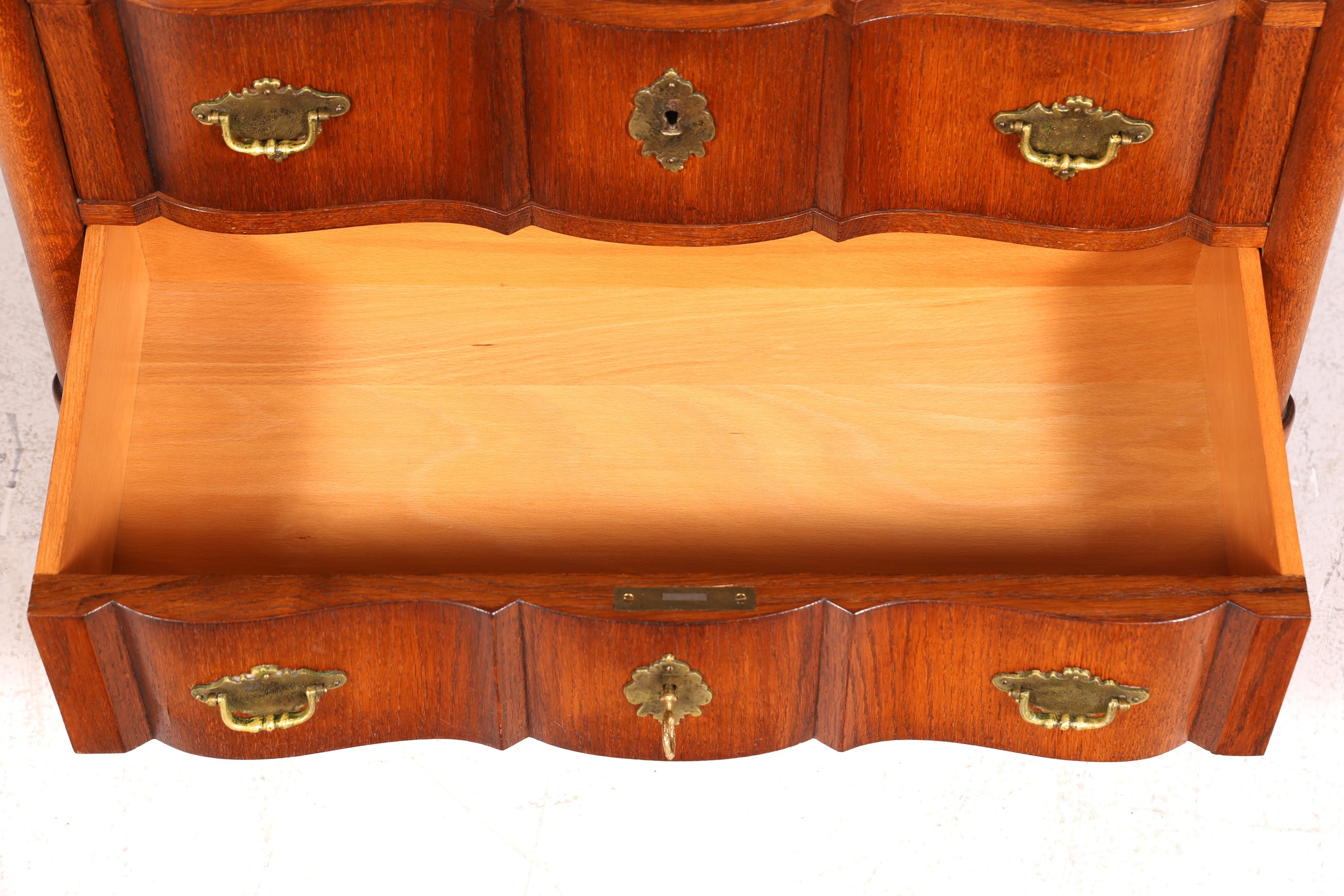 Traumhafte kleine geschwungene Kommode im Barock Stil Englisch Schubladenkommode