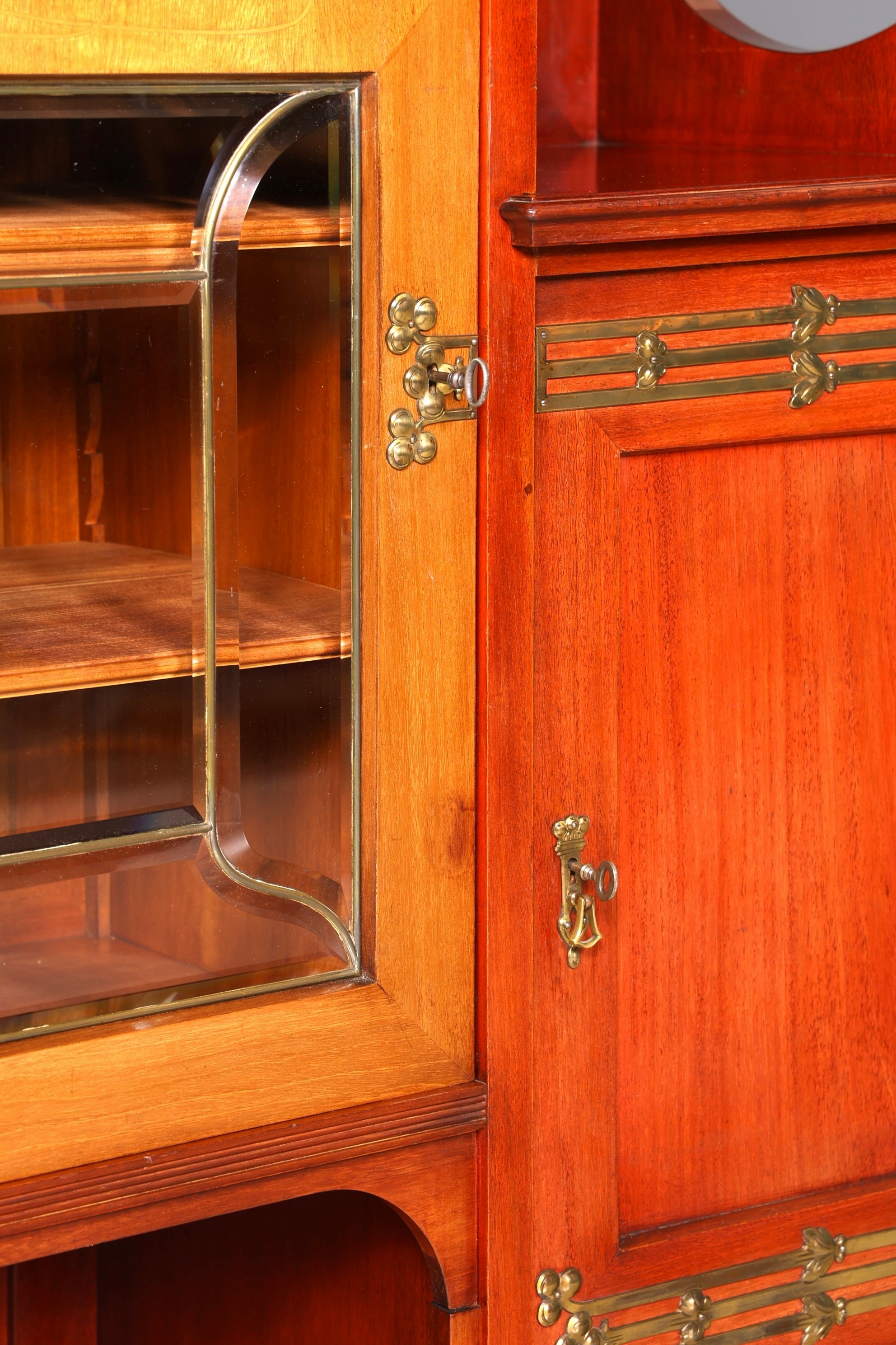 Filigraner Jugendstil Schrank um 1910 echt Holz Vertiko Vitrine Antik Regal Glasvitrine