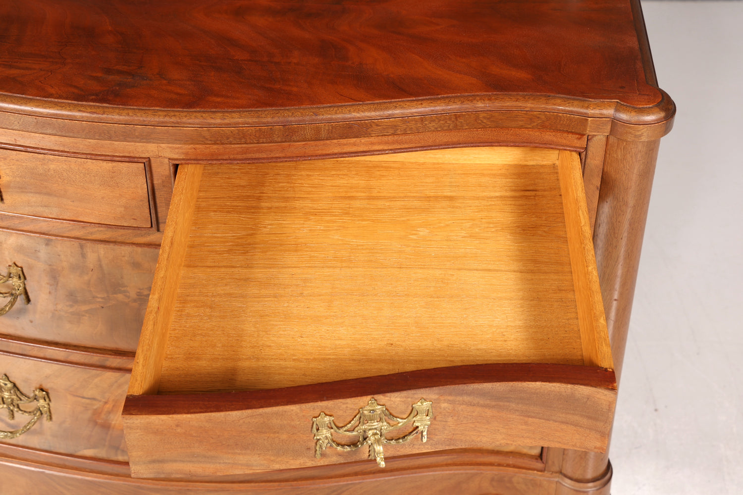 Traumhafte geschwungene Barock Kommode Englisch Sideboard Chippendale Schubladenkommode