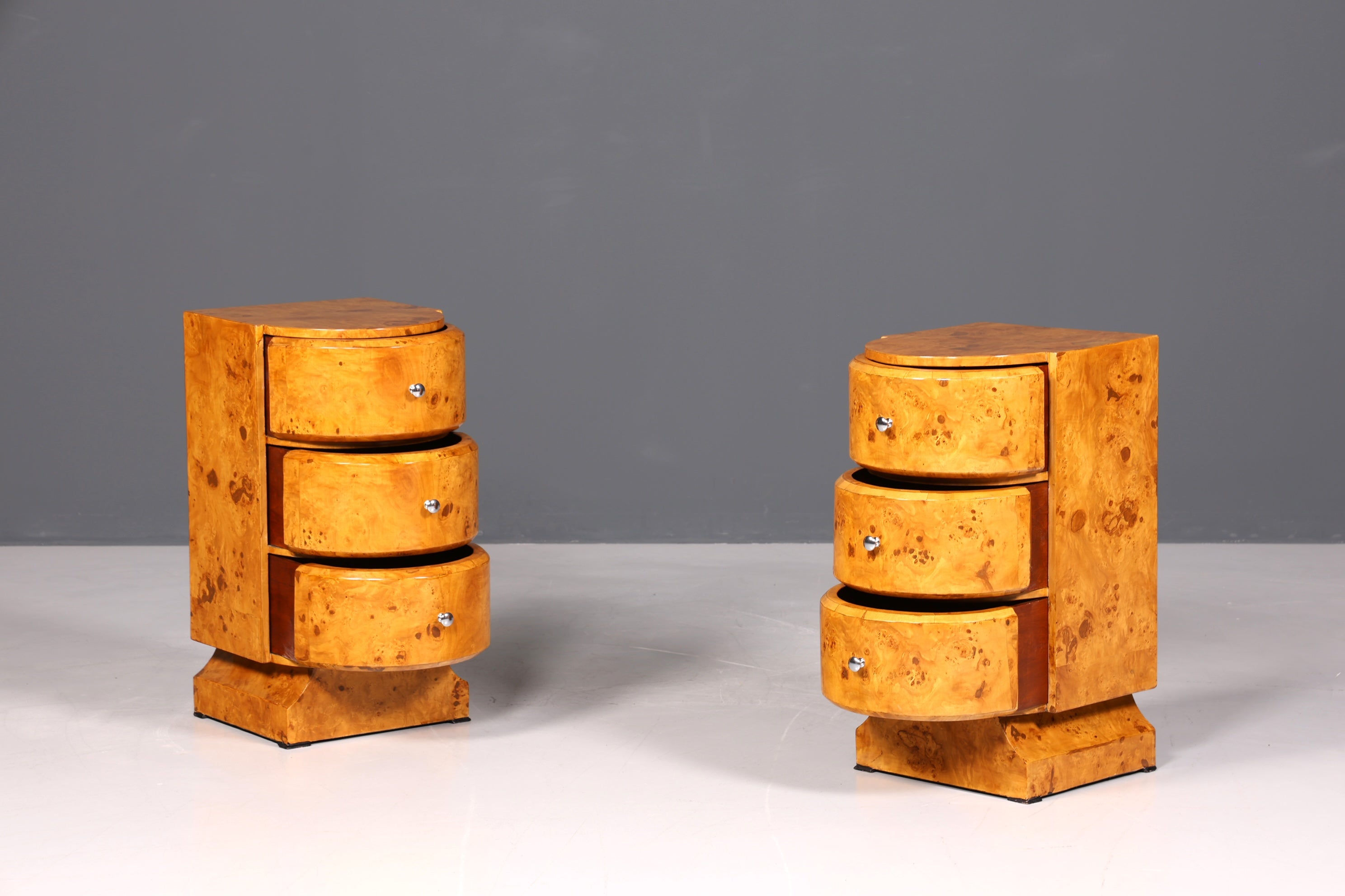 Zwei Exquisite Art Deco Stil Kommoden Schubladenkommoden - Einzigartige Möbelstücke für jeden Raum