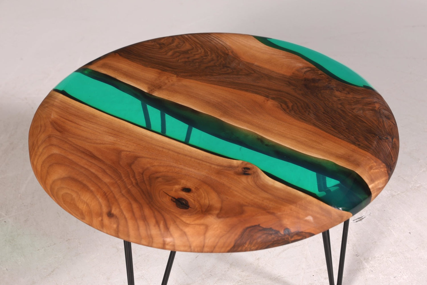 Einzigartiger Epoxidharz Couchtisch Nussbaum Tisch Beistelltisch grüner Ablagetisch