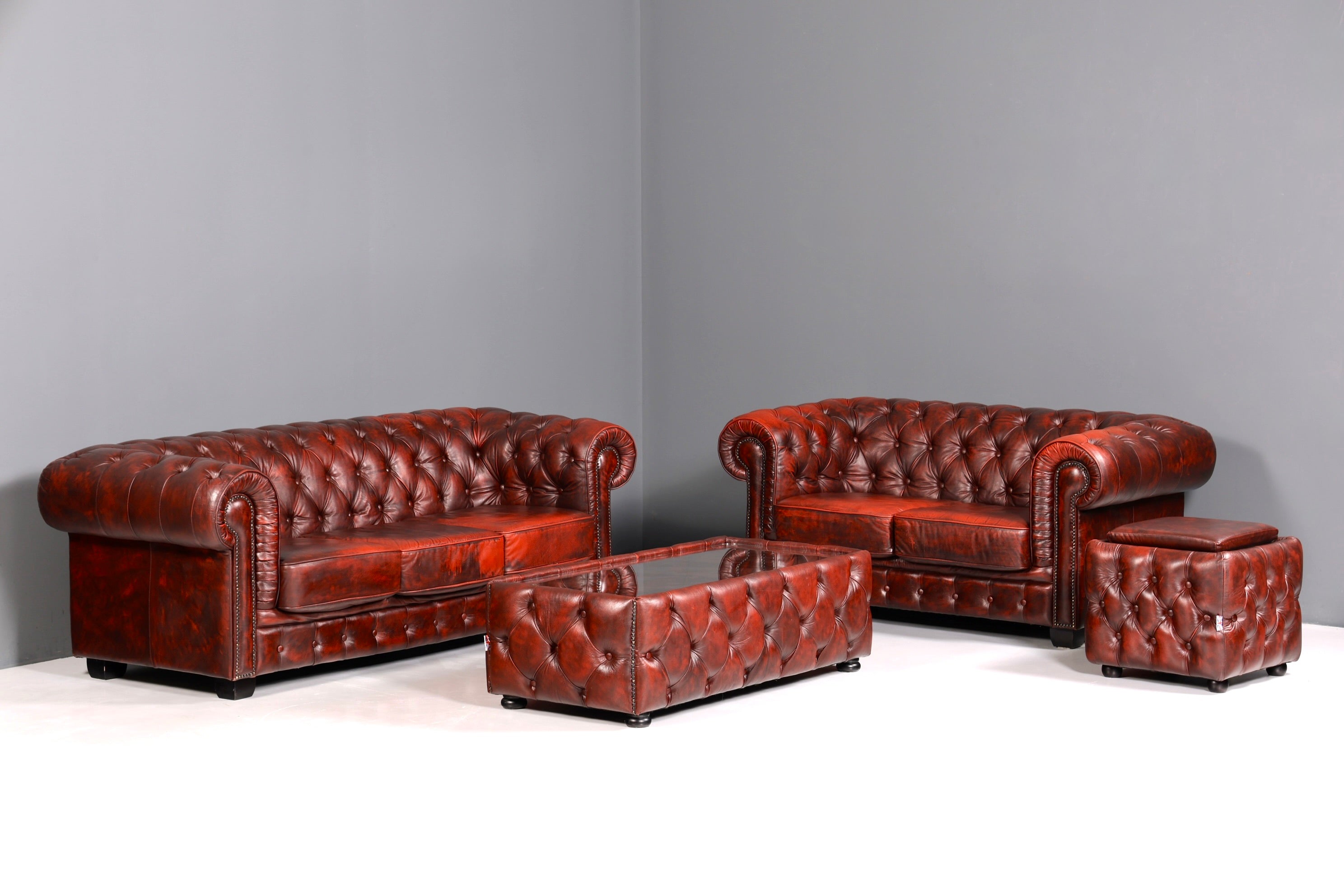 Wunderschönes Original Chesterfield 2er Sofa Englisch Oxblood Leder 2- Sitzer Couch