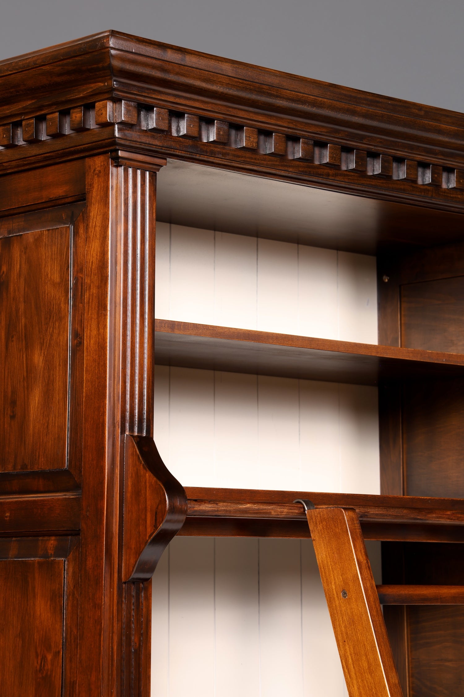 Traumhaftes massiv Holz Regal mit Leiter Kolonial Schrank Antik Stil Bücherregal Kommode Bibliothek