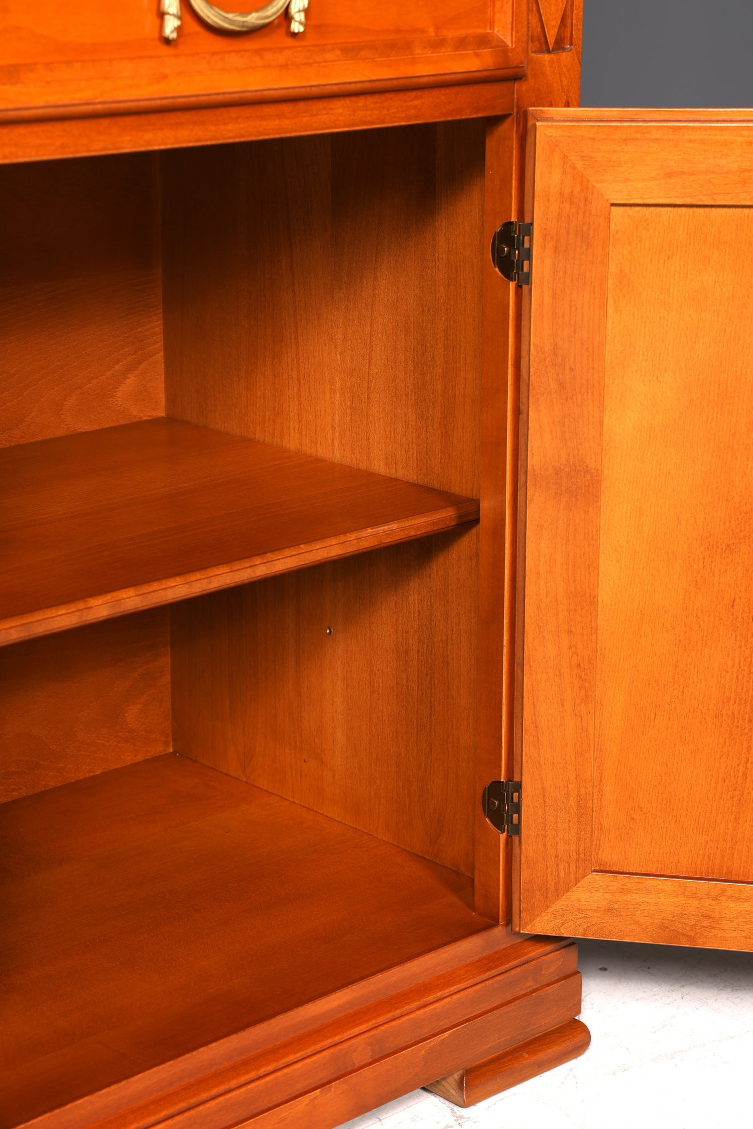 Traumhafte Original Selva Vitrine Antik Stil massiv Holz Buffet Villa Borghese Schrank Bibliothek Geschirrschrank