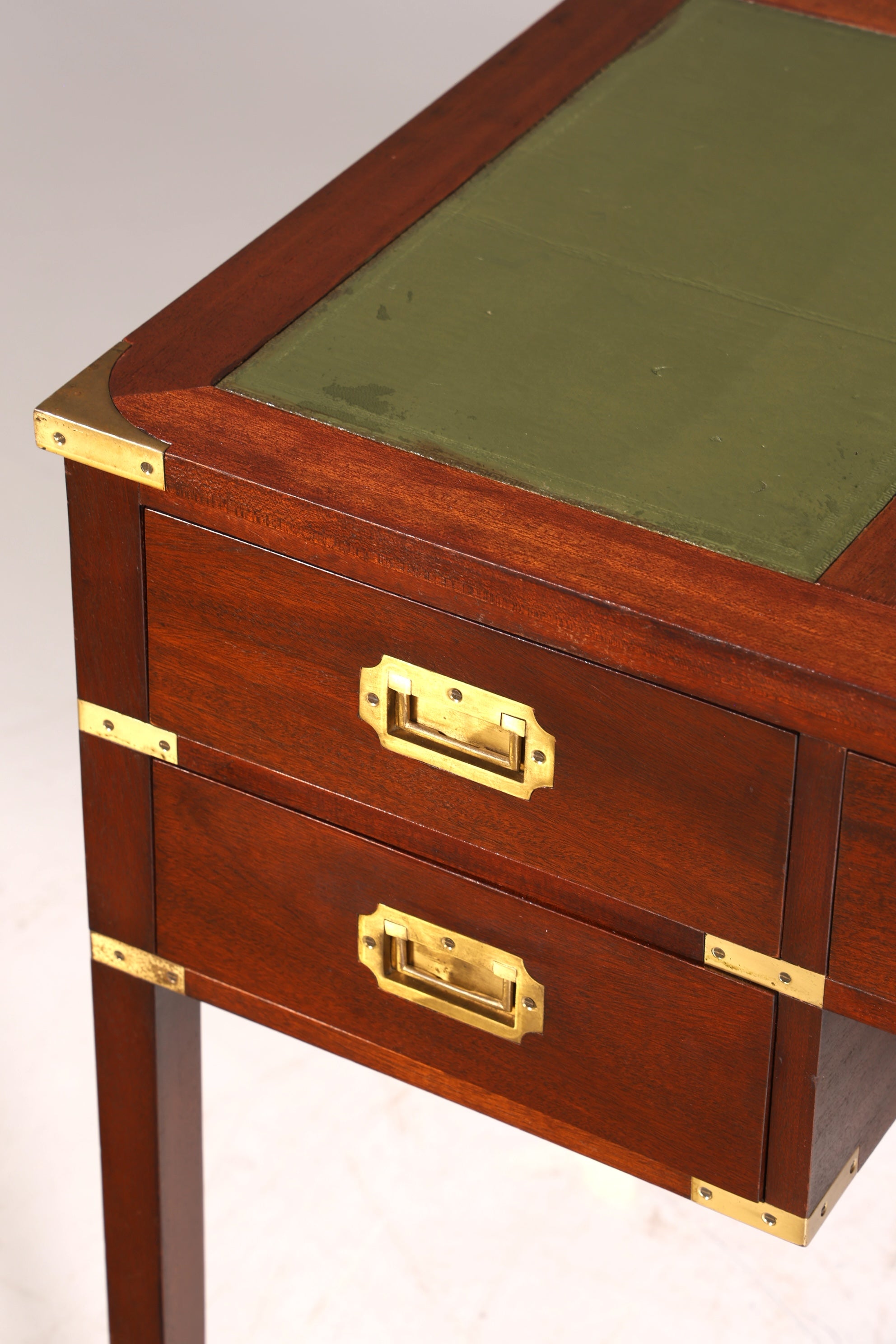 F945 Finish Edler Maritimer Schreibtisch Englischer Military Chest Bürotisch Office Table mit echt Lederauflage