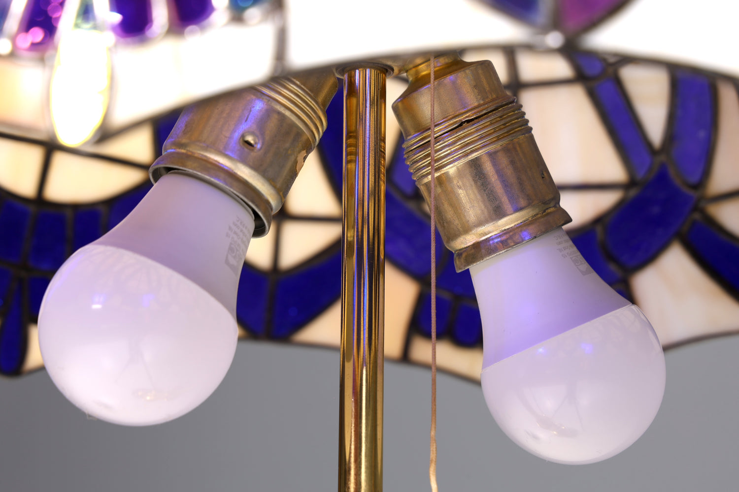 Traumhafte Antike Tiffany Lampe Glaslampenschirm Messingfuß Stehlampe Leselampe