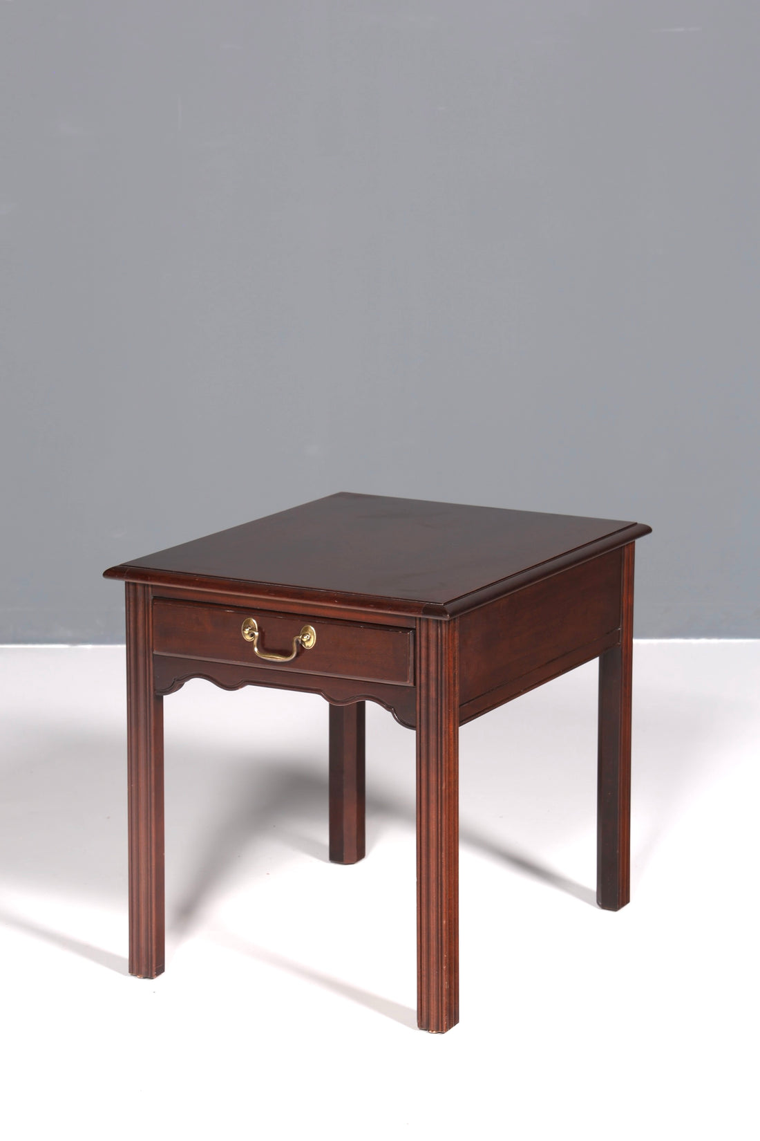 Wunderschöner Tisch der Marke Drexel Heritage Beistelltisch Antik 60s Ablagetisch 1 von 5