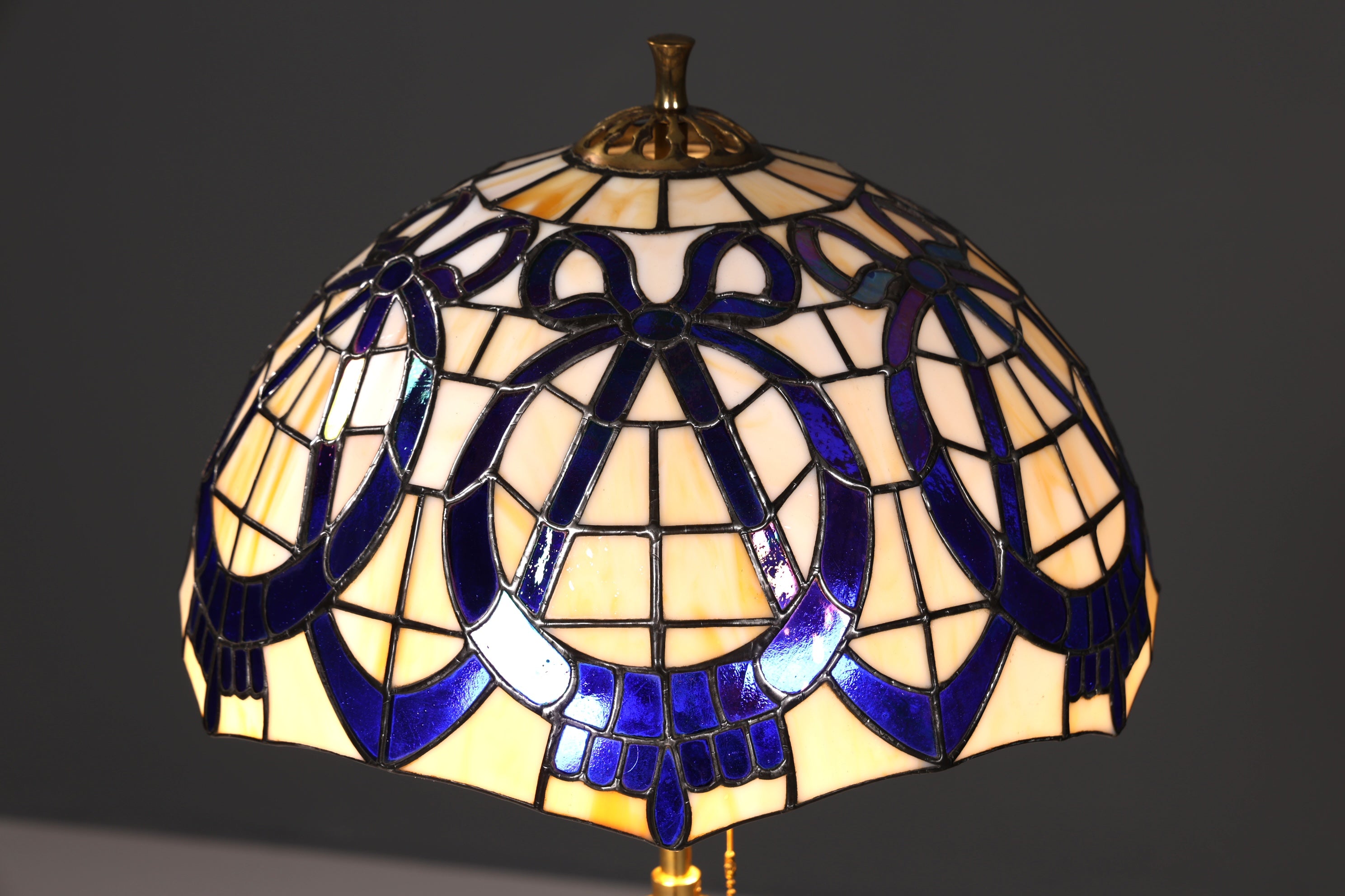 Traumhafte Antike Tiffany Lampe Glaslampenschirm Messingfuß Stehlampe Leselampe