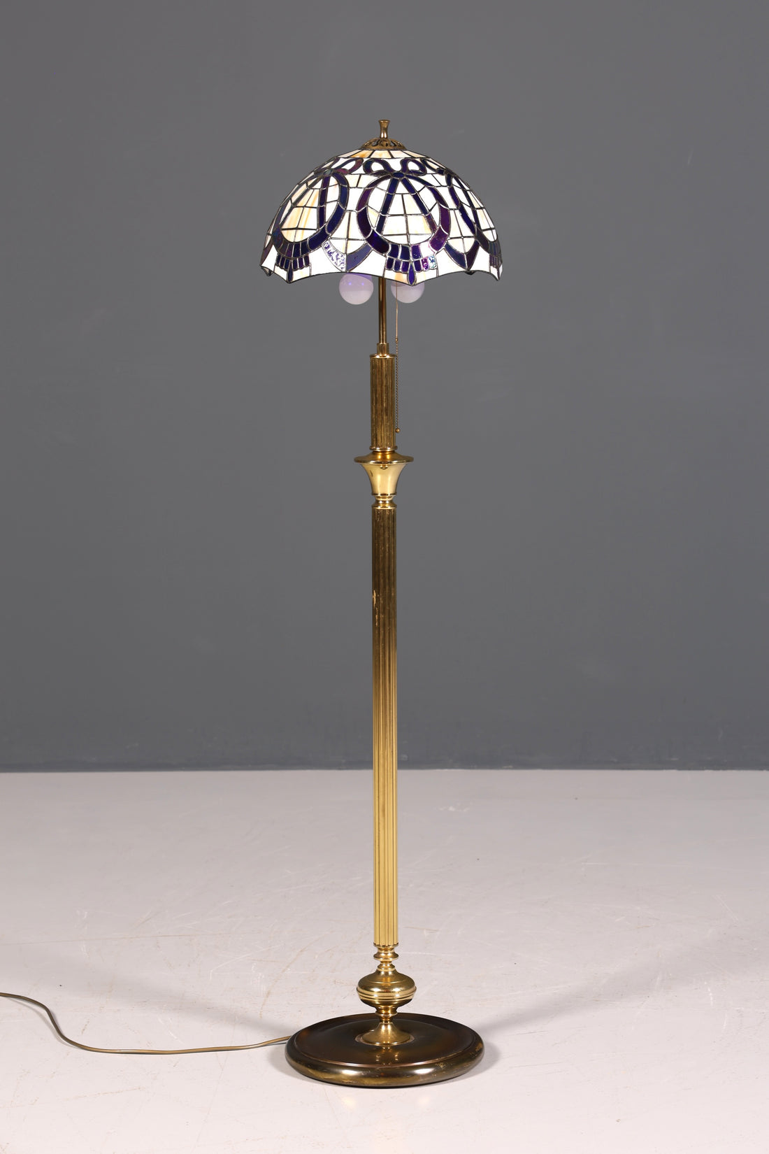 Traumhafte Antike Tiffany Lampe Glaslampenschirm Messingfuß Stehlampe Leselampe