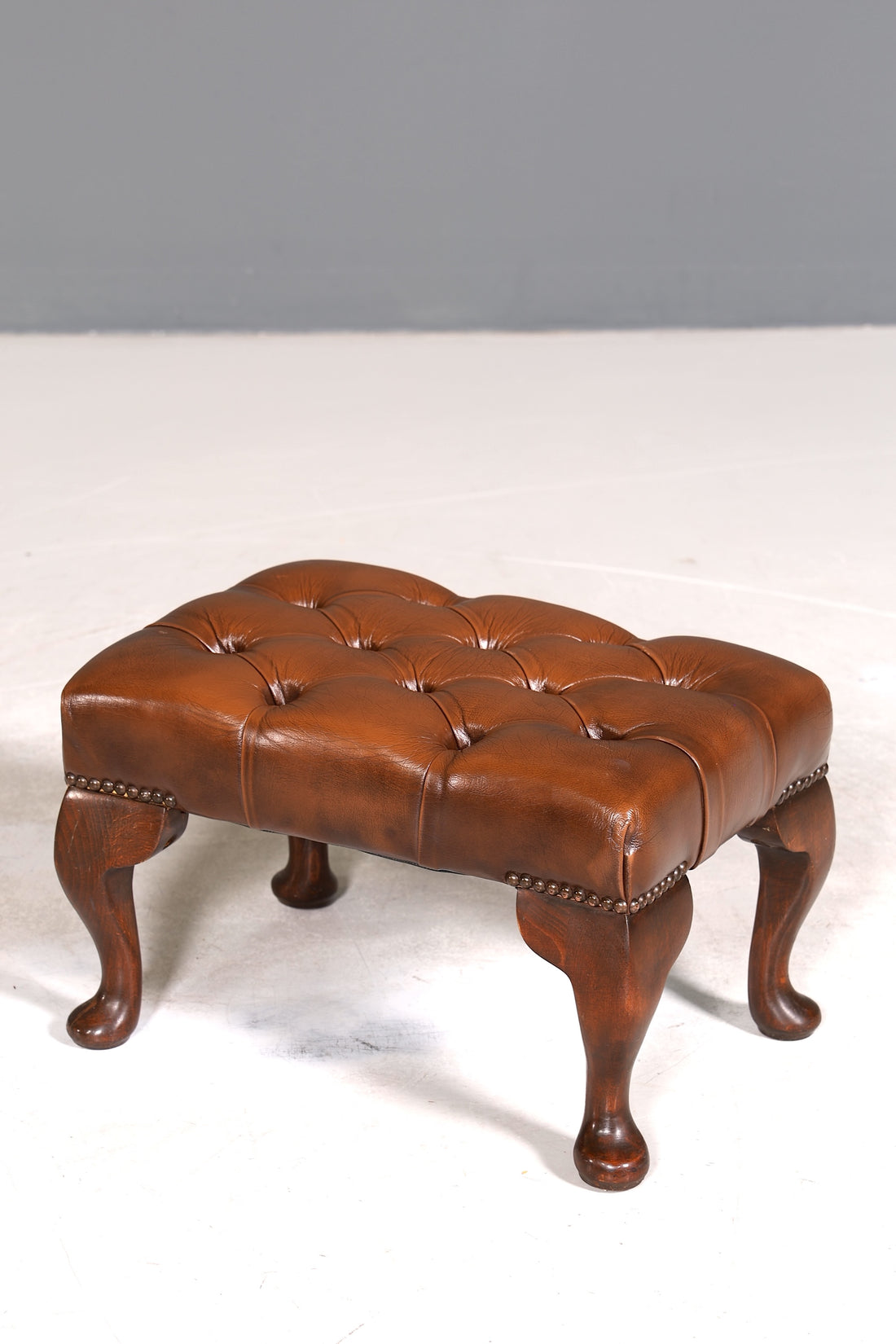 Original Chesterfield Hocker echt Leder Englischer Fusshocker UK Englisch Fussablage