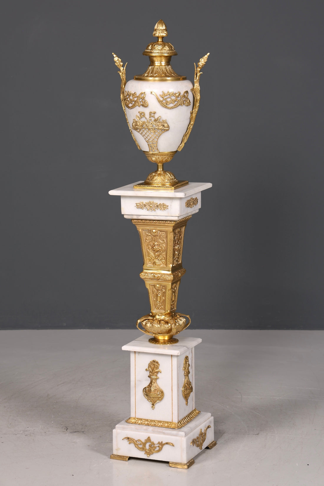 Wunderschöne Barock Stil Säule mit Vase Louis XV Marmor Blumensäule weißer Naturstein Sockel Ablage