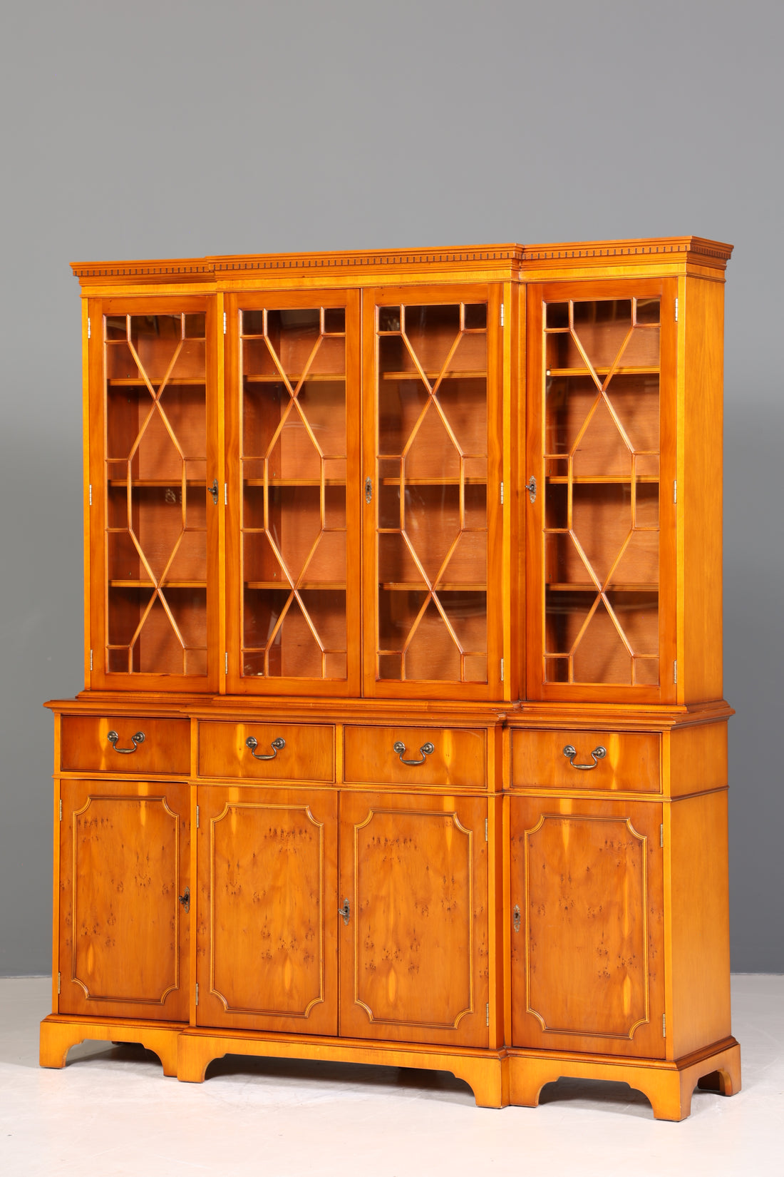 Edle Englische Vitrine Bücherschrank Buffet Antik Stil Englisch Eibe Glasvitrine Bibliothek
